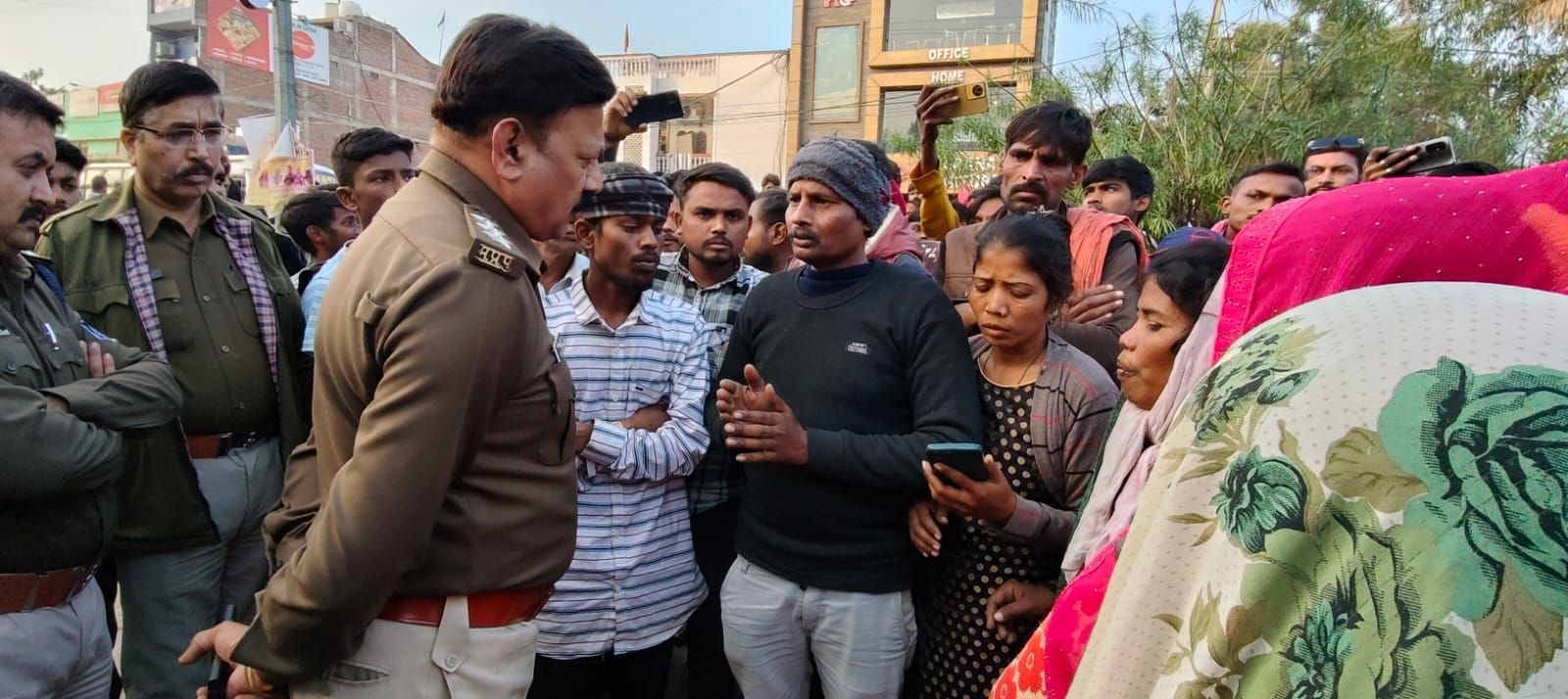 सड़क हादसे में मौत के बाद शव रखकर परिजनों ने थाना घेरा