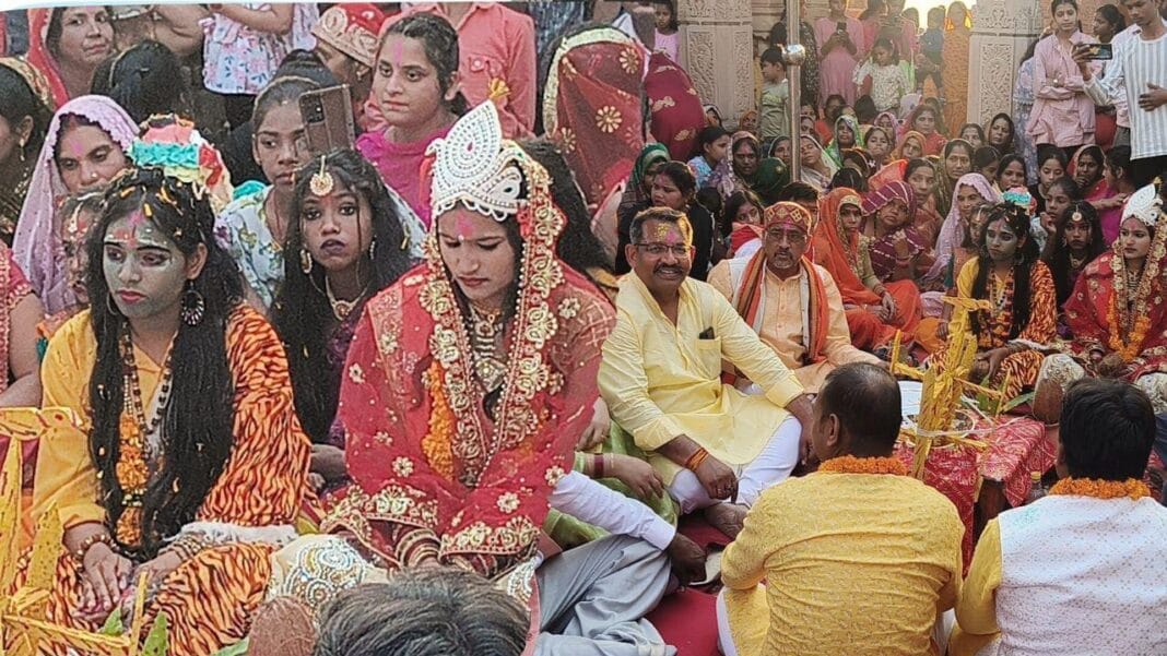 शंकर भगवान बने दूल्हा,जनप्रतिनिधि बने बाराती धूमधाम से निकली भोलेनाथ की बारात