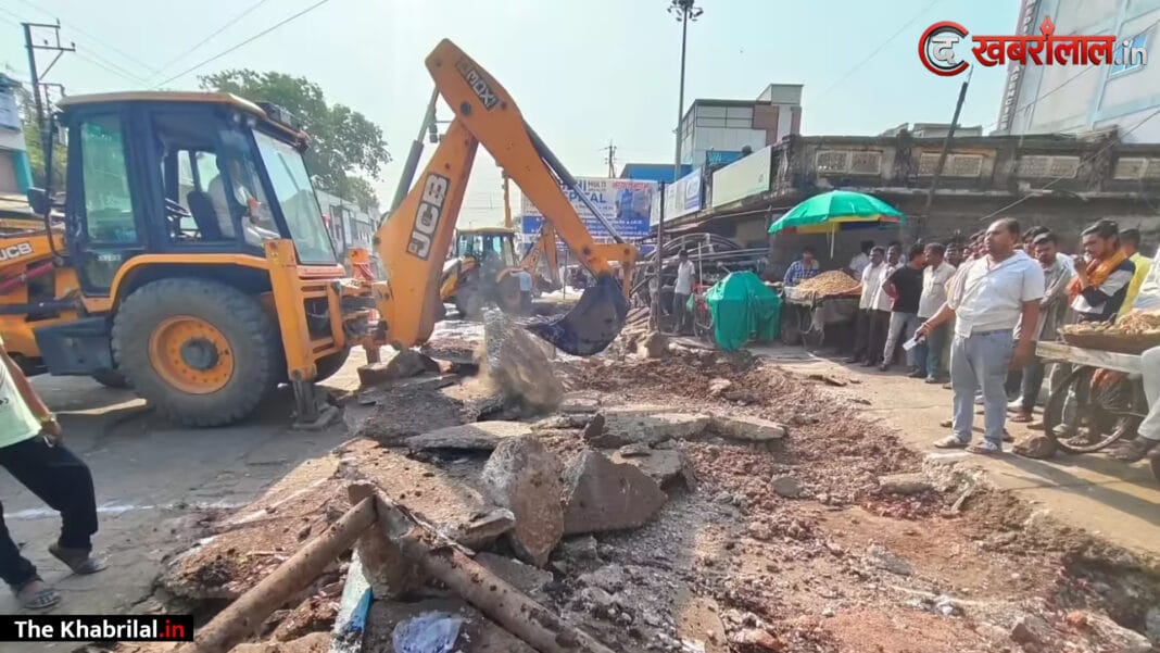 खरगोन में ‘सिंघम’ एक्शन: नगर पालिका ने अपने ही ‘घर’ के सामने चलाया बुलडोजर; सालों बाद अतिक्रमण मुक्त हुई सड़क, साइकिल पर घूमकर SDM ने संभाला मोर्चा खरगोन में ‘सिंघम’ एक्शन: नगर पालिका ने अपने ही ‘घर’ के सामने चलाया बुलडोजर; सालों बाद अतिक्रमण मुक्त हुई सड़क, साइकिल पर घूमकर SDM ने संभाला मोर्चा