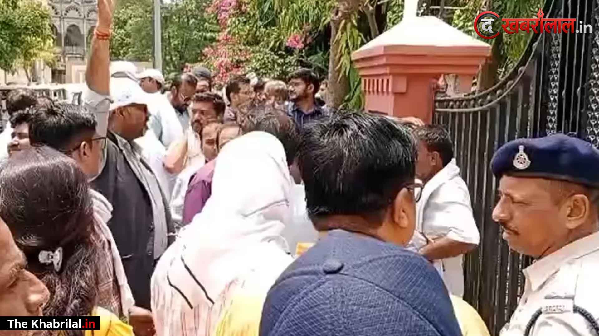 रीवा में ‘कलेक्टर Vs सरकारी बाबू’: काम की सख्ती पर तिलमिलाए कर्मचारी; कमिश्नर दफ्तर के बाहर प्रदर्शन कर दी ‘अनिश्चितकालीन हड़ताल’ की चेतावनी
