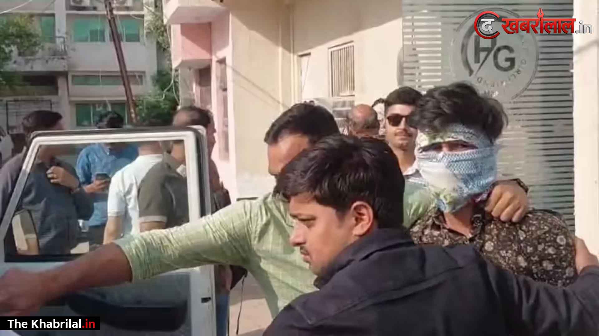 ग्वालियर में होटल के कमरे से चल रहा था ‘इंटरनेशनल साइबर फ्रॉड’: क्राइम ब्रांच ने दबोचे 4 छात्र; मोबाइल में मिले पाकिस्तानी नंबर, गरीब खातों से घुमाते थे करोड़ों रुपये