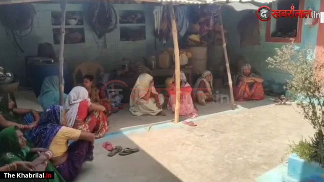सतना में सनसनी: बंद कमरे में मिला दंपती का शव, पति फंदे पर लटका, पत्नी जमीन पर मृत; ‘हत्या के बाद खुदकुशी’ की आशंका सतना में सनसनी: बंद कमरे में मिला दंपती का शव, पति फंदे पर लटका, पत्नी जमीन पर मृत; ‘हत्या के बाद खुदकुशी’ की आशंका