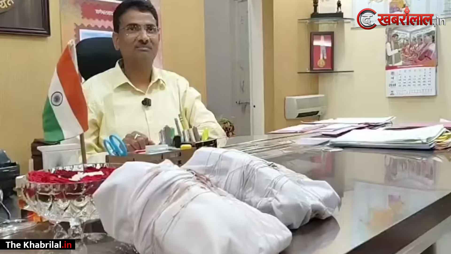 दमोह कलेक्टर दफ्तर में ‘इलेक्ट्रॉनिक जासूसी’: बंद कमरे की बातें फोन से सुन रहे थे बाबू; औचक निरीक्षण से ठीक पहले लीक की प्लानिंग, एक सस्पेंड; 2 मूल विभाग भेजे