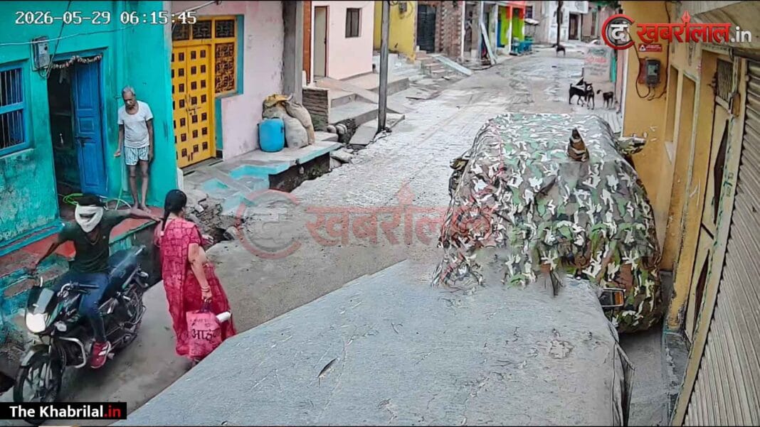 सतना में दिनदहाड़े ‘चेन स्नेचिंग’ की वारदात: बाजार से घर लौट रही महिला को नकाबपोश बाइक सवार ने बनाया निशाना, सीसीटीवी में कैद हुई लाइव घटना; शहर में सनसनी सतना में दिनदहाड़े ‘चेन स्नेचिंग’ की वारदात: बाजार से घर लौट रही महिला को नकाबपोश बाइक सवार ने बनाया निशाना, सीसीटीवी में कैद हुई लाइव घटना; शहर में सनसनी