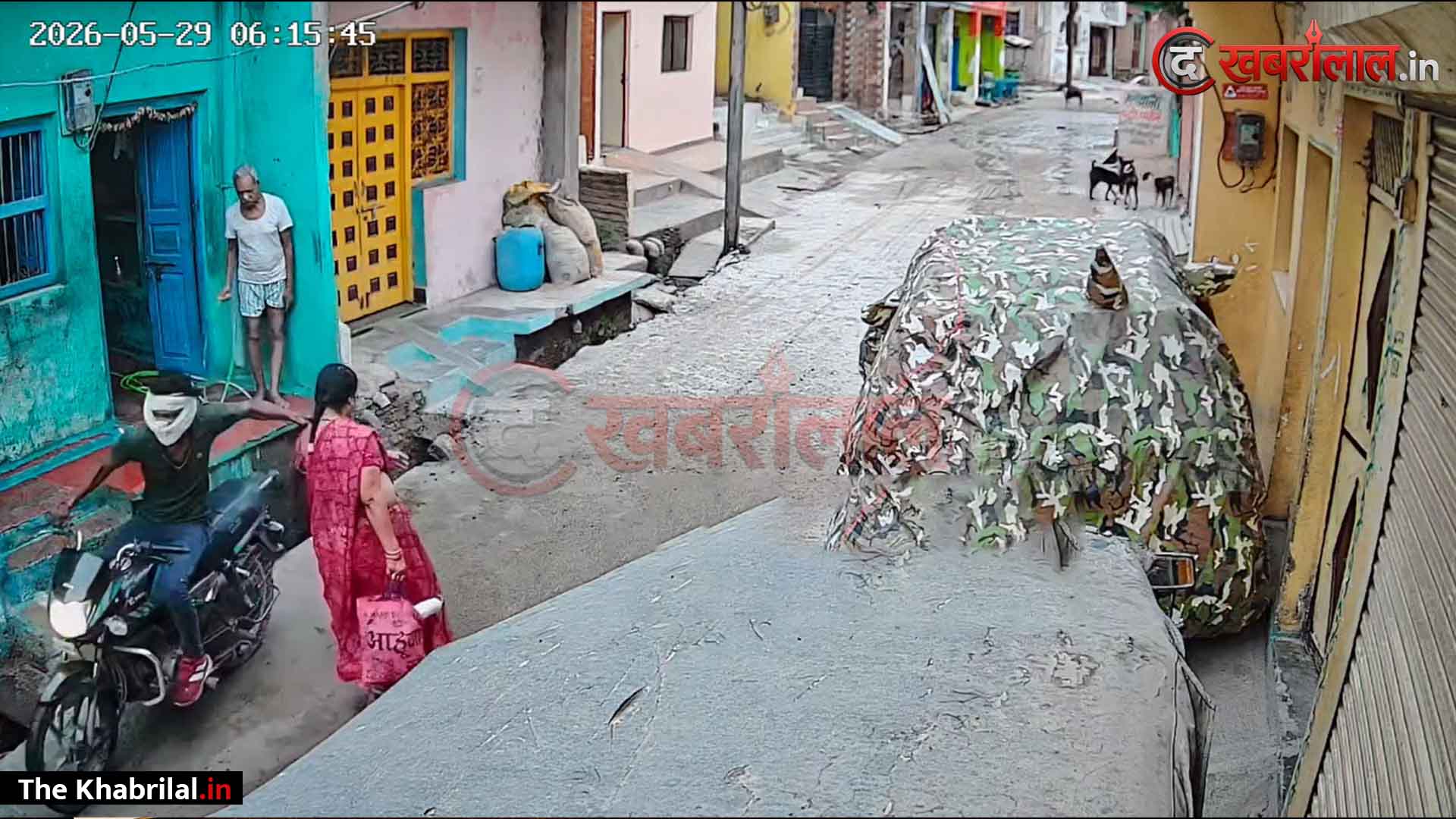 सतना में दिनदहाड़े ‘चेन स्नेचिंग’ की वारदात: बाजार से घर लौट रही महिला को नकाबपोश बाइक सवार ने बनाया निशाना, सीसीटीवी में कैद हुई लाइव घटना; शहर में सनसनी