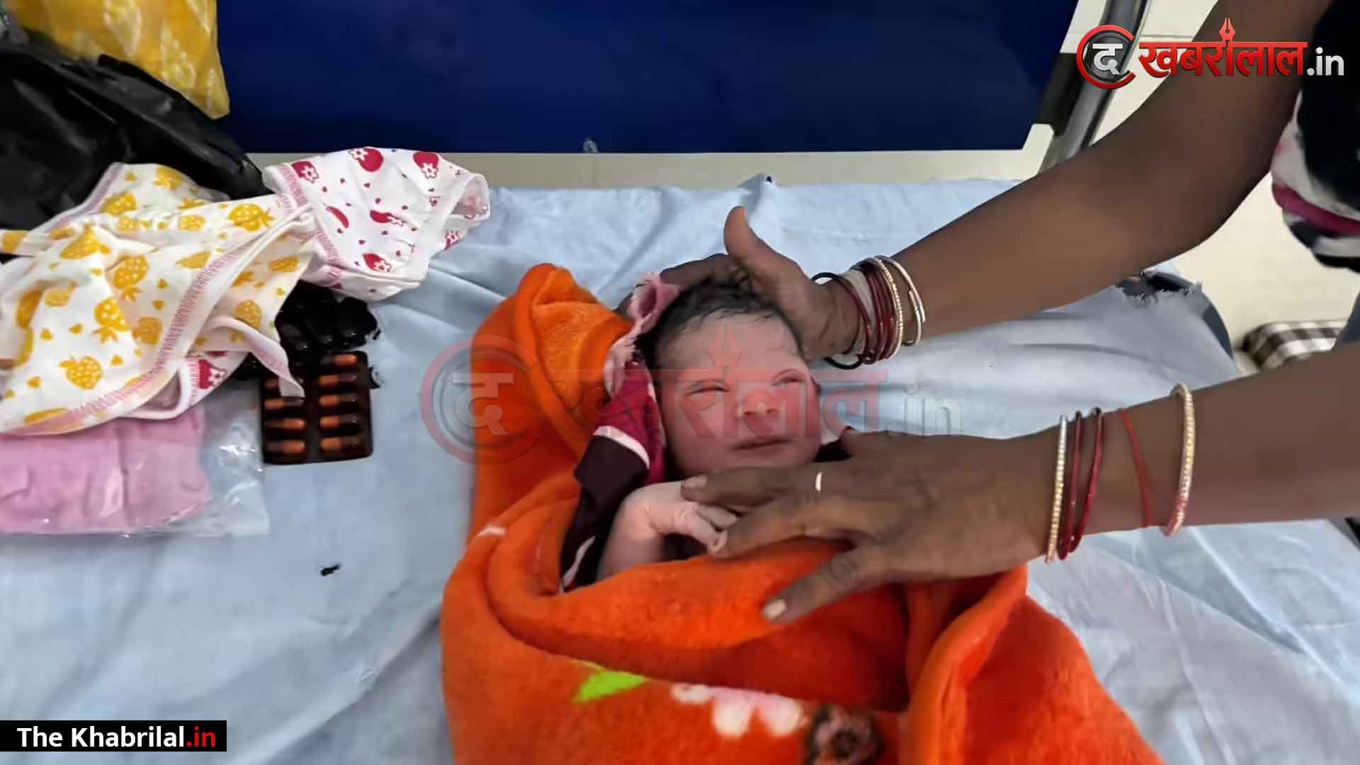 चलती ट्रेन में गूंजी खुशियों की किलकारी! गर्भवती महिला को अचानक उठा तेज प्रसव दर्द, बोगी में बैठी महिलाओं ने सूझबूझ से कराई सुरक्षित डिलीवरी