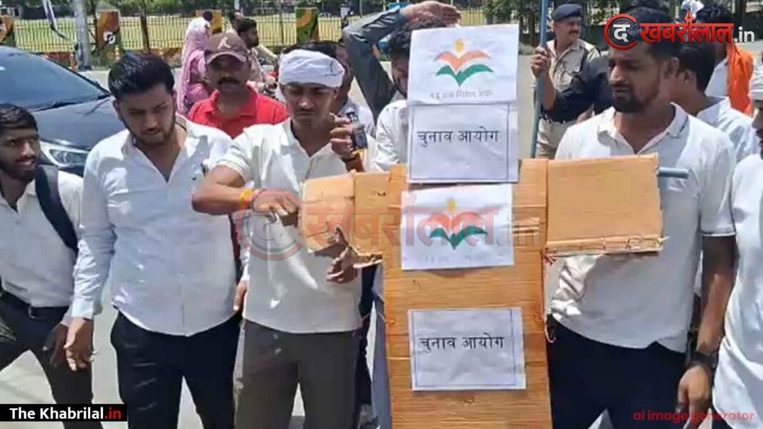 मीनाक्षी नटराजन का पर्चा खारिज होने पर रीवा में भारी बवाल: कॉलेज चौराहे पर NSUI ने फूंका चुनाव आयोग का पुतला; जमकर हुई नारेबाजी मीनाक्षी नटराजन का पर्चा खारिज होने पर रीवा में भारी बवाल: कॉलेज चौराहे पर NSUI ने फूंका चुनाव आयोग का पुतला; जमकर हुई नारेबाजी
