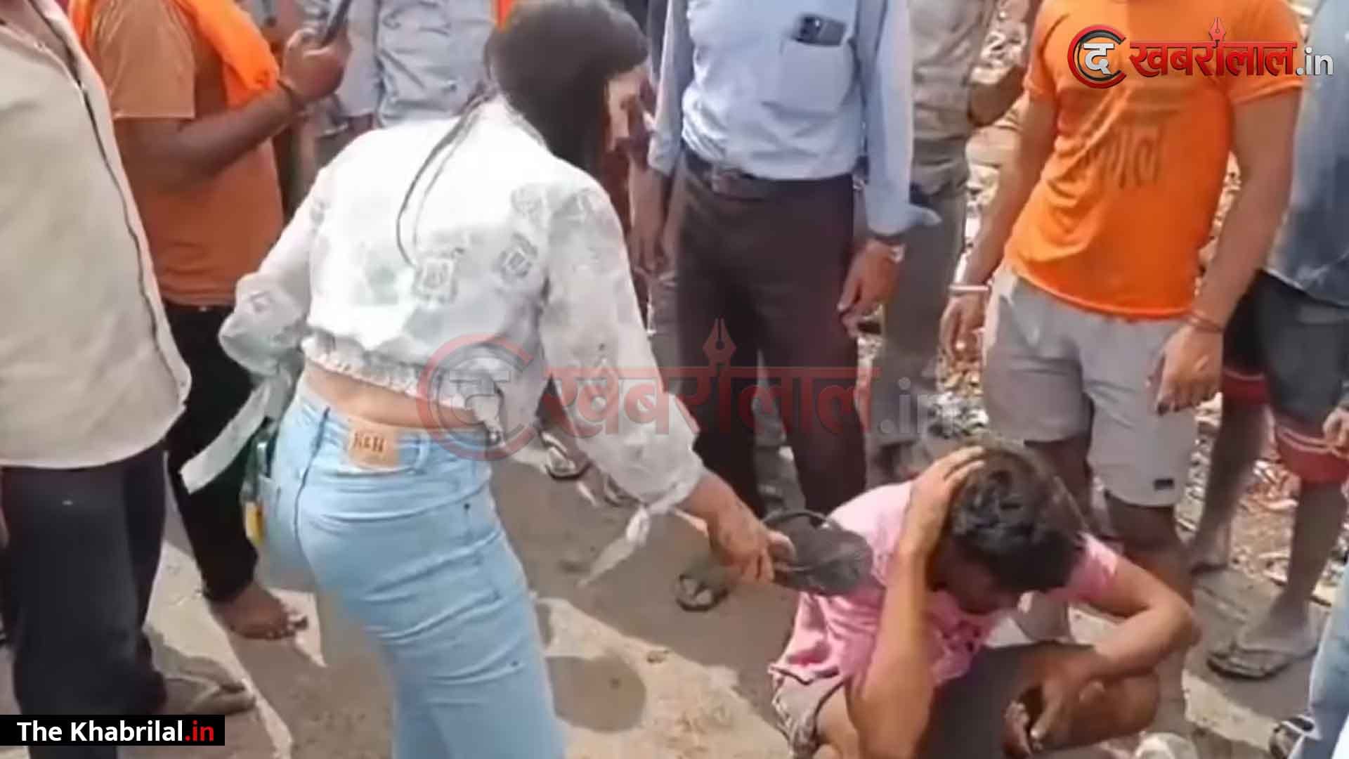 सीहोर में मनचले की सरेराह चप्पलों से ‘सर्विस’: कमेंट करने पर युवती का फूटा गुस्सा, बीच बाजार चप्पलें चलाकर सिखाया सबक; भीड़ ने भी साफ किए हाथ, वीडियो वायरल