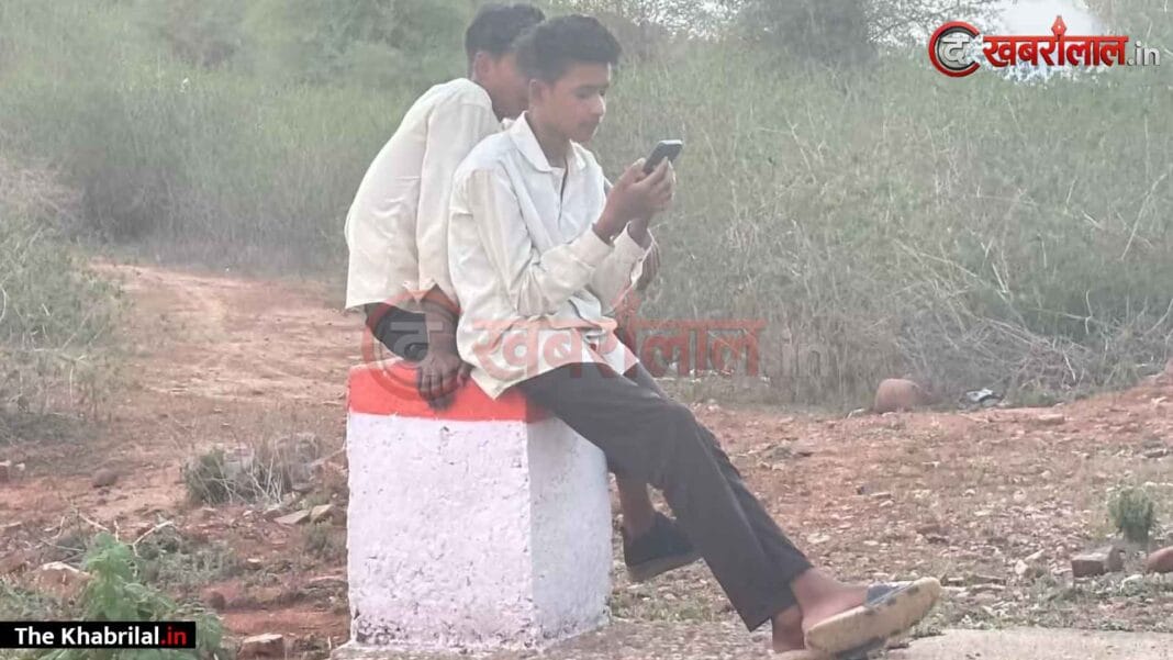5G के दौर में आदिम युग मैहर के मनौरा गांव में ‘बहुओं का नेटवर्क जाम’; मायके बात करने के लिए घूंघट निकाल 2 किमी दूर टीले पर जाने की मजबूरी 5G के दौर में आदिम युग मैहर के मनौरा गांव में ‘बहुओं का नेटवर्क जाम’; मायके बात करने के लिए घूंघट निकाल 2 किमी दूर टीले पर जाने की मजबूरी