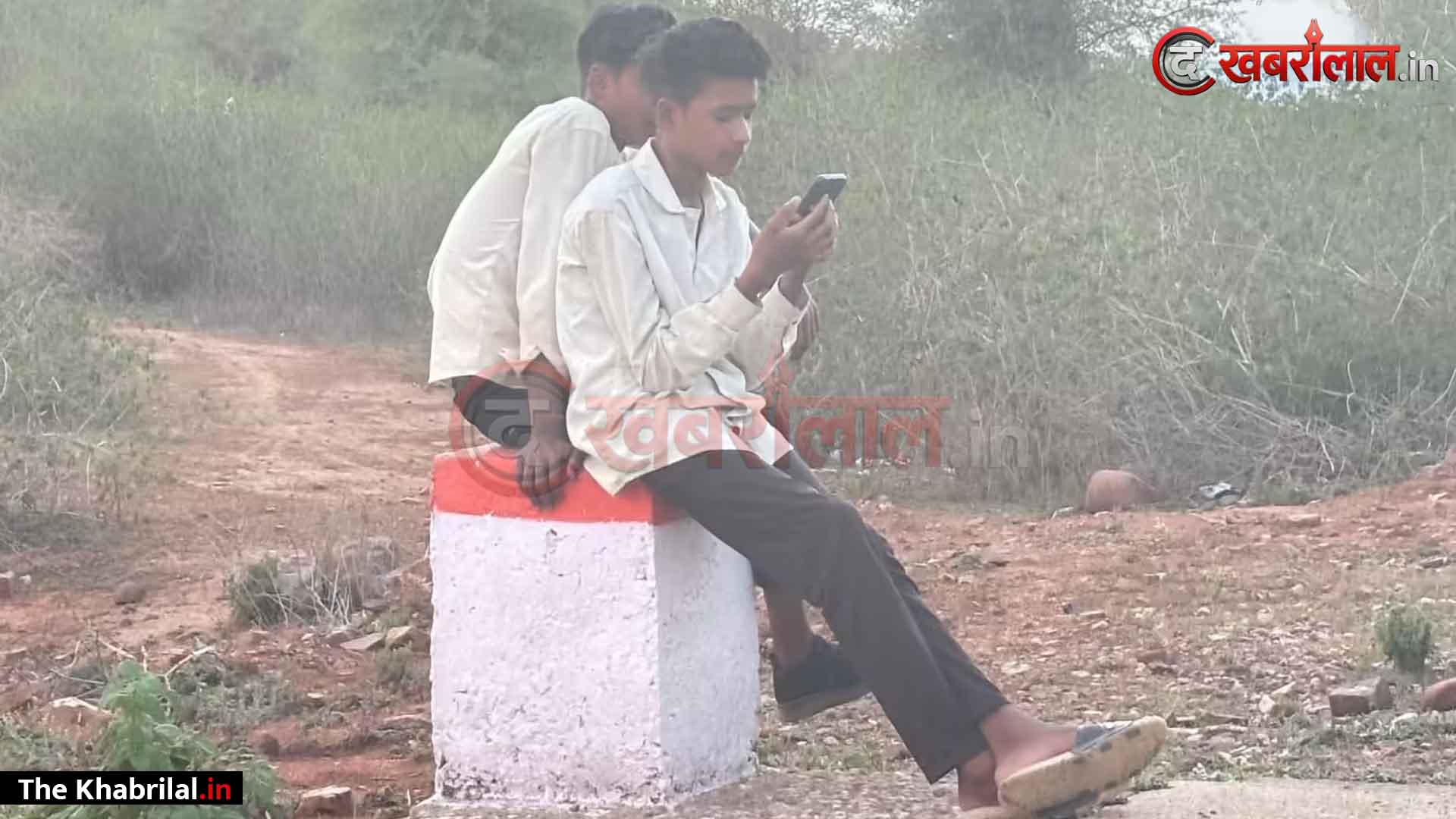 5G के दौर में आदिम युग मैहर के मनौरा गांव में ‘बहुओं का नेटवर्क जाम’; मायके बात करने के लिए घूंघट निकाल 2 किमी दूर टीले पर जाने की मजबूरी