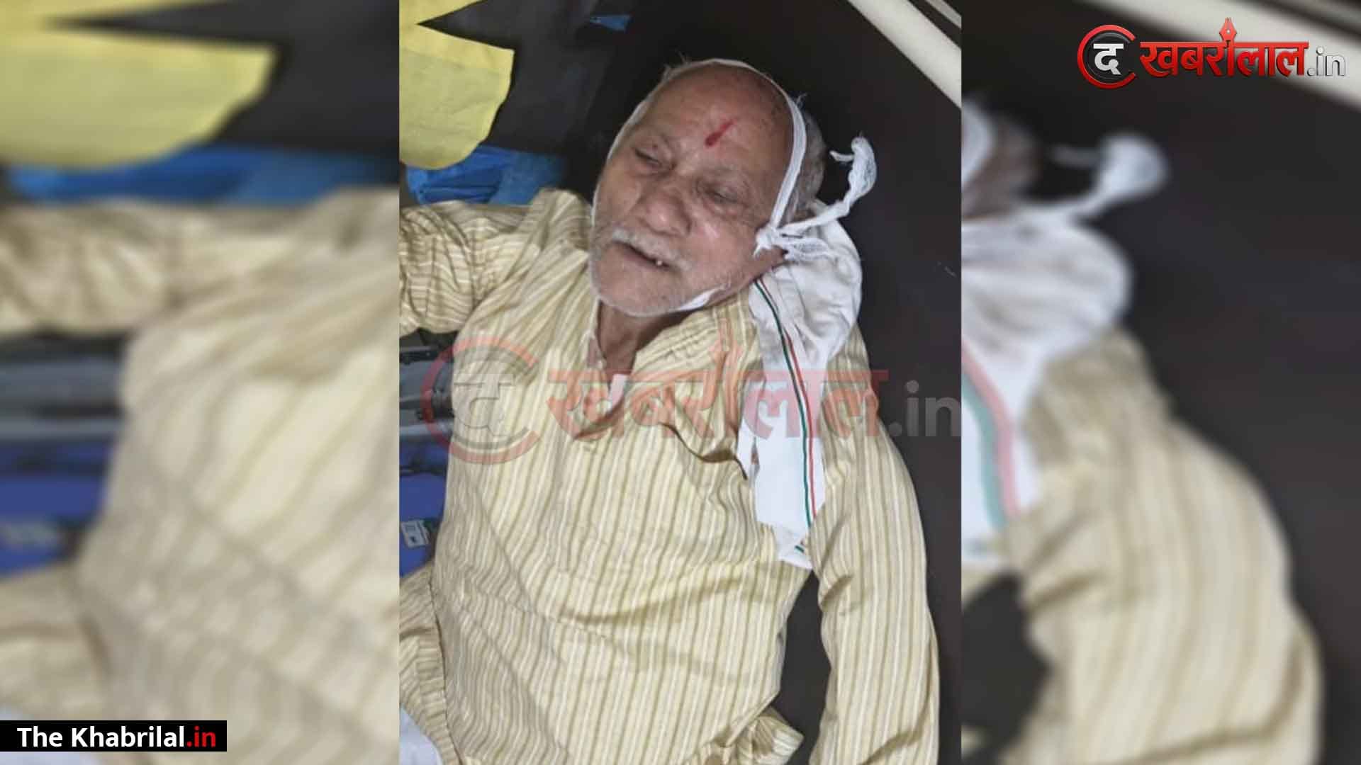विंध्य में मानवता की मिसाल: कर्रा मोड़ पर लहूलुहान हालत में तड़प रहे थे बुजुर्ग; देवराज नगर के डॉक्टर ने अपनी कार से अस्पताल पहुंचाकर बचाई जान