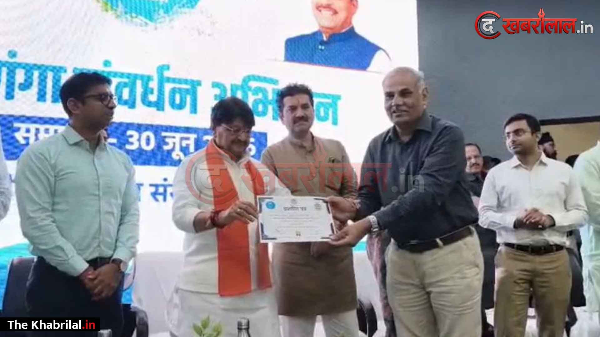 इंदौर में जल संवर्धन का महा-अभियान! मंत्री कैलाश विजयवर्गीय ने की 21 लाख पौधे लगाने की घोषणा; राम मंदिर चंदा घोटाले पर बोले— “दोषी कोई भी हो, जेल जाना तय”