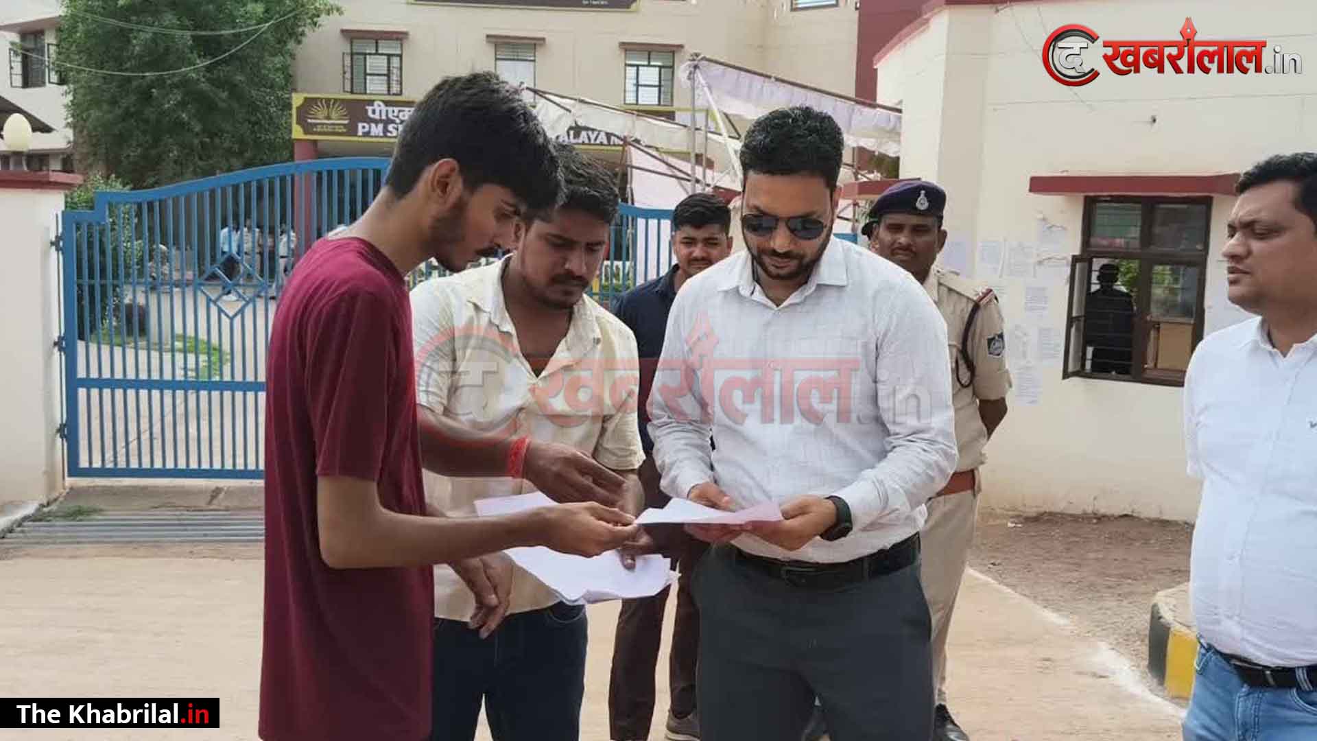 NEET Re-Exam में बड़ी लापरवाही! सतना में गुमराह होकर परीक्षा केंद्र के लिए दौड़ता रहा छात्र; एंट्री गेट के शख्स ने गलत जगह भेजा, छूटी परीक्षा