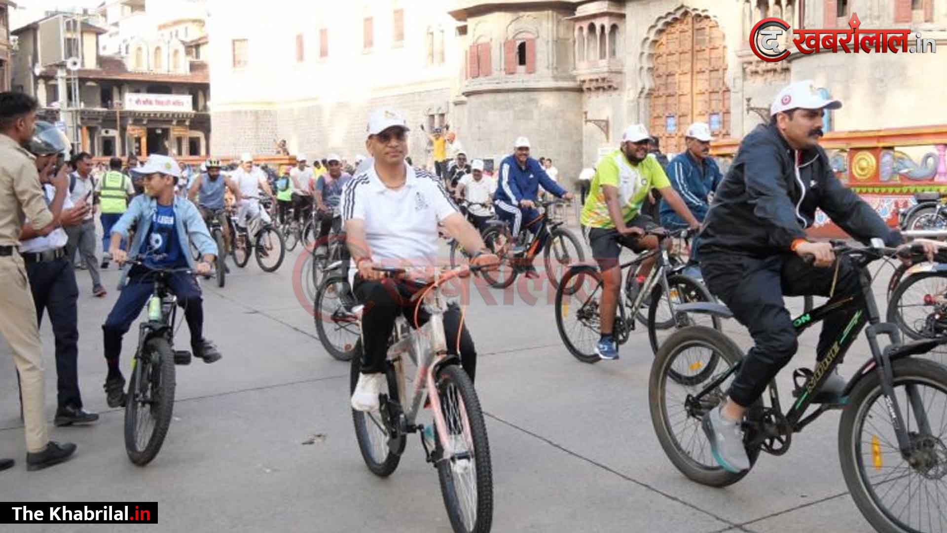 इंदौर में साइबर फ्रॉड के खिलाफ पुलिस की महा-मुहिम! ‘सेफ क्लिक 2.0’ अभियान के तहत दौड़ी भव्य साइक्लोथॉन; 70 साल के बुजुर्गों और युवाओं ने दिया सुरक्षित डिजिटल जीवन का संदेश