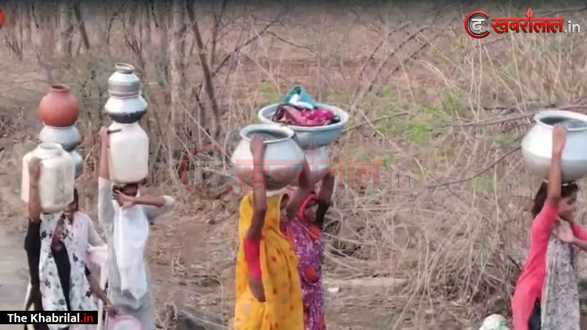 वादे हवाई, जनता प्यासी: उमरिया के माली गांव में पानी के लिए हाहाकार; 3 किमी का पथरीला घाट उतरकर कुएं से पानी लाने को मजबूर आदिवासी