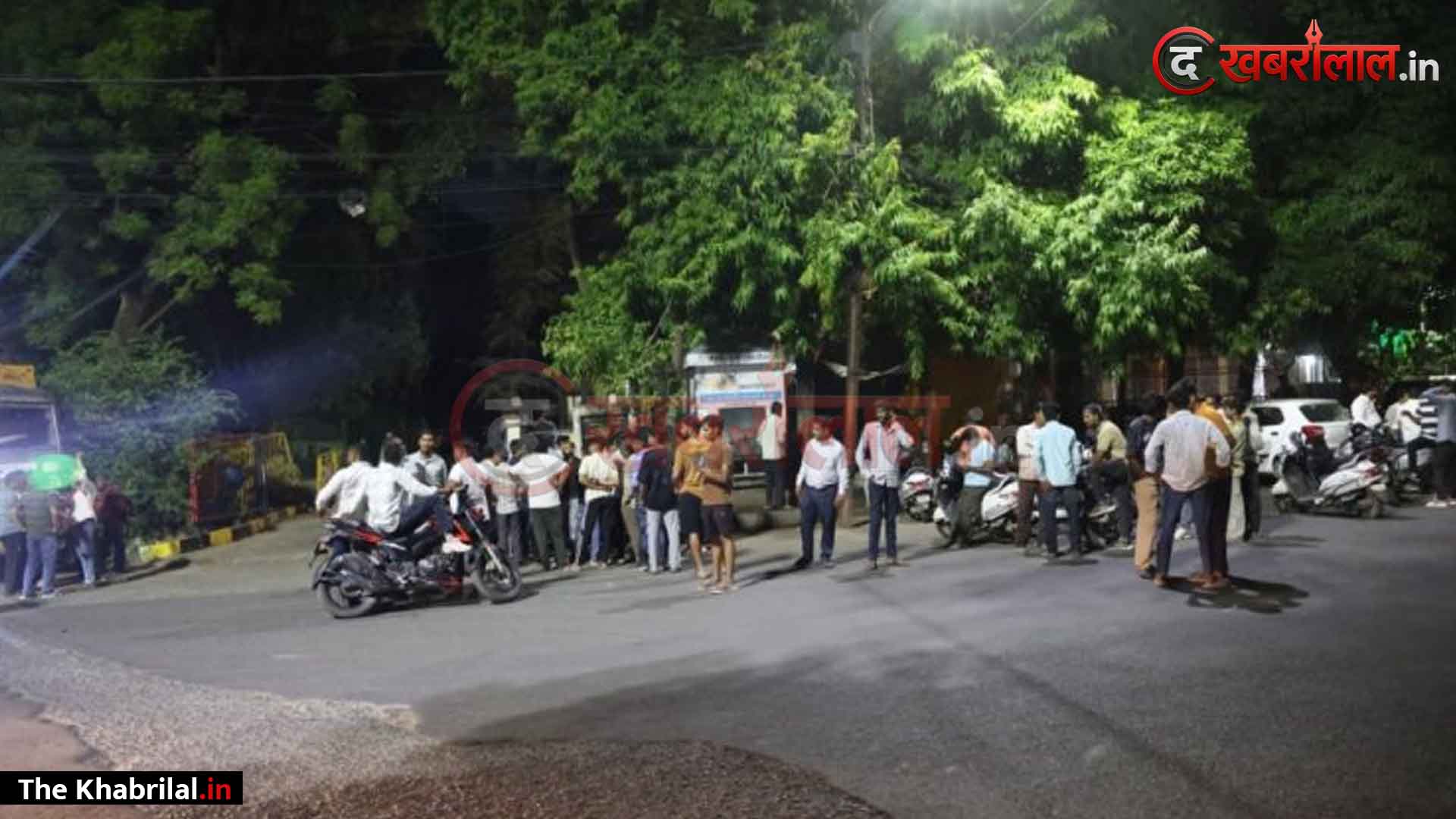 इंदौर में पानी के ‘कब्जे’ को लेकर BJP के दो गुटों में खूनी संघर्ष: पार्षद और कार्यकर्ताओं के बीच जमकर चले लात-घूंसे; ऑटो में तोड़फोड़, भीड़ हटाने के लिए पुलिस ने भांजी लाठियां