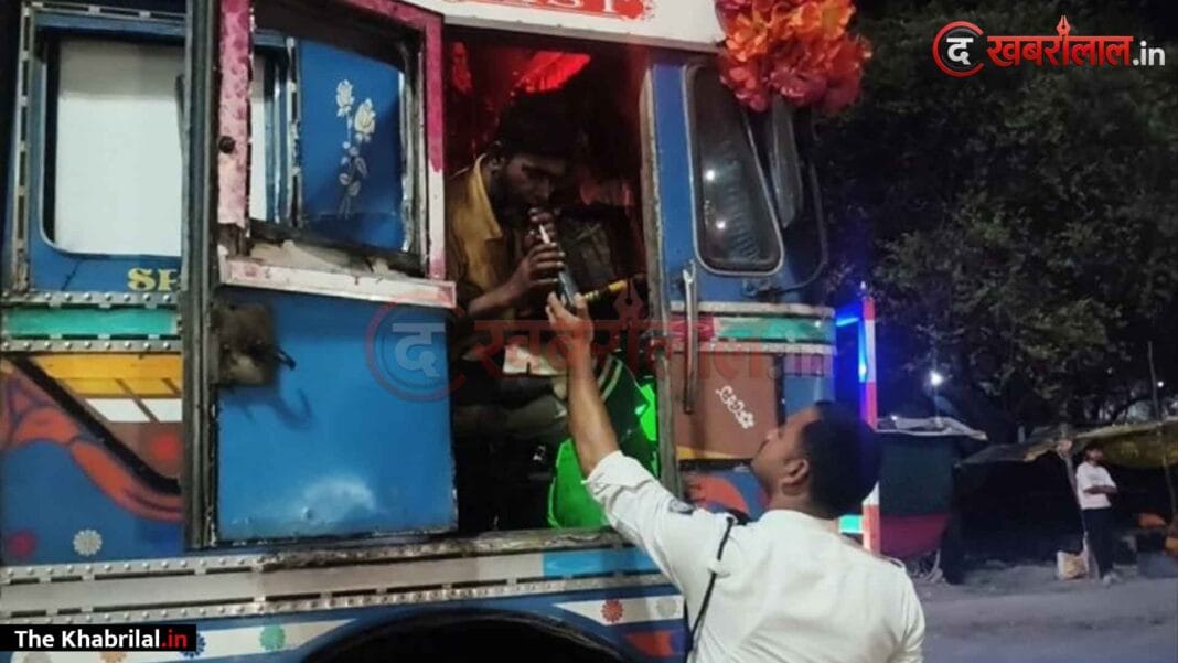 सिंगरौली में आधी रात को ‘ड्रंक एंड ड्राइव’ पर महा-एक्शन: शराब पीकर भारी ट्रक दौड़ा रहे 5 चालक दबोचे; कोर्ट ने ठोंका 55 हजार का जुर्माना, लाइसेंस होंगे सस्पेंड सिंगरौली में आधी रात को ‘ड्रंक एंड ड्राइव’ पर महा-एक्शन: शराब पीकर भारी ट्रक दौड़ा रहे 5 चालक दबोचे; कोर्ट ने ठोंका 55 हजार का जुर्माना, लाइसेंस होंगे सस्पेंड