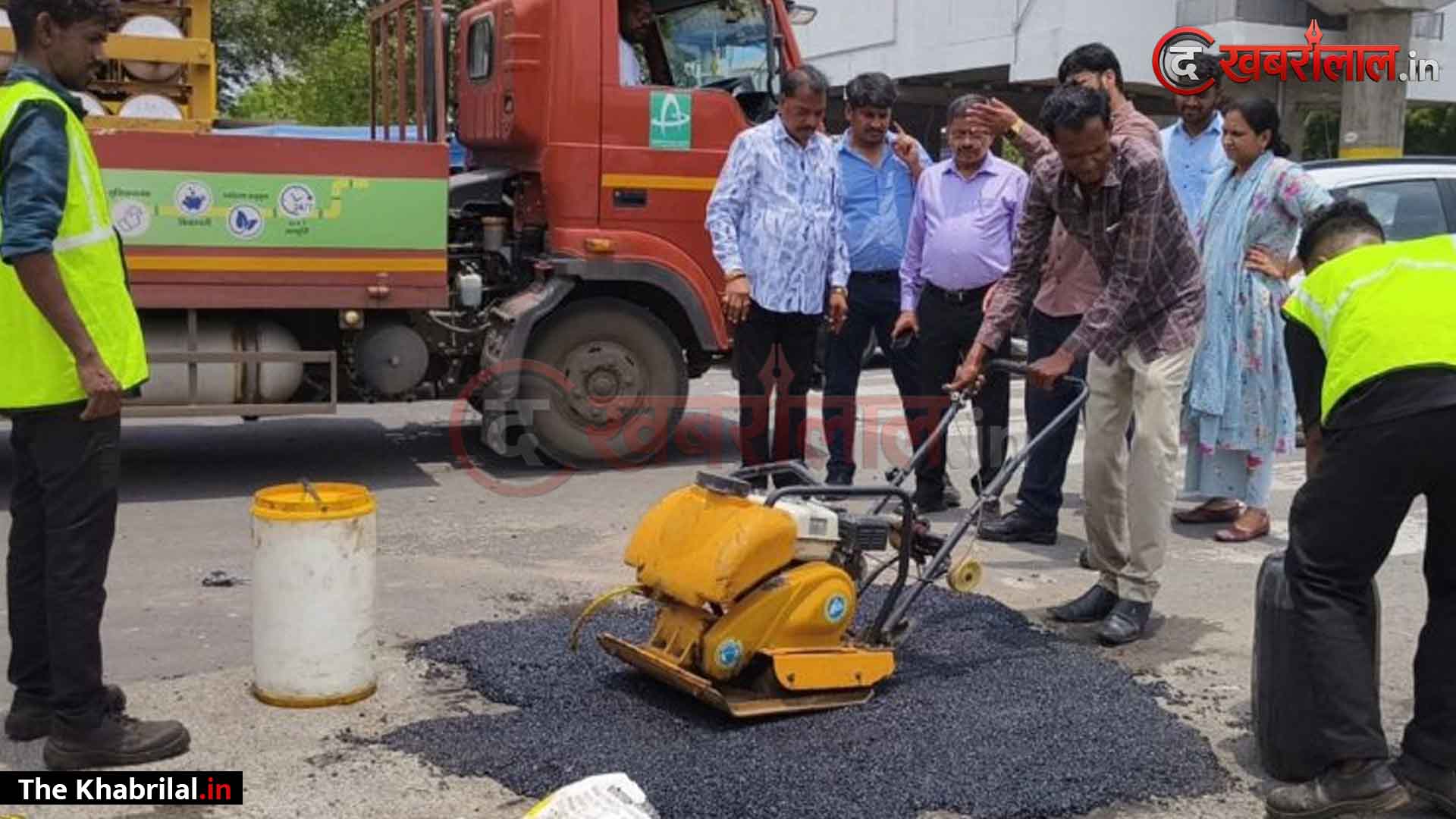 इंदौर में मानसून के बीच भी चमकेंगी सड़कें! नगर निगम ने ‘कोल्ड इमल्शन’ तकनीक का किया सफल ट्रायल; पानी भरे गड्ढों में भी 1 घंटे में डामरीकरण संभव