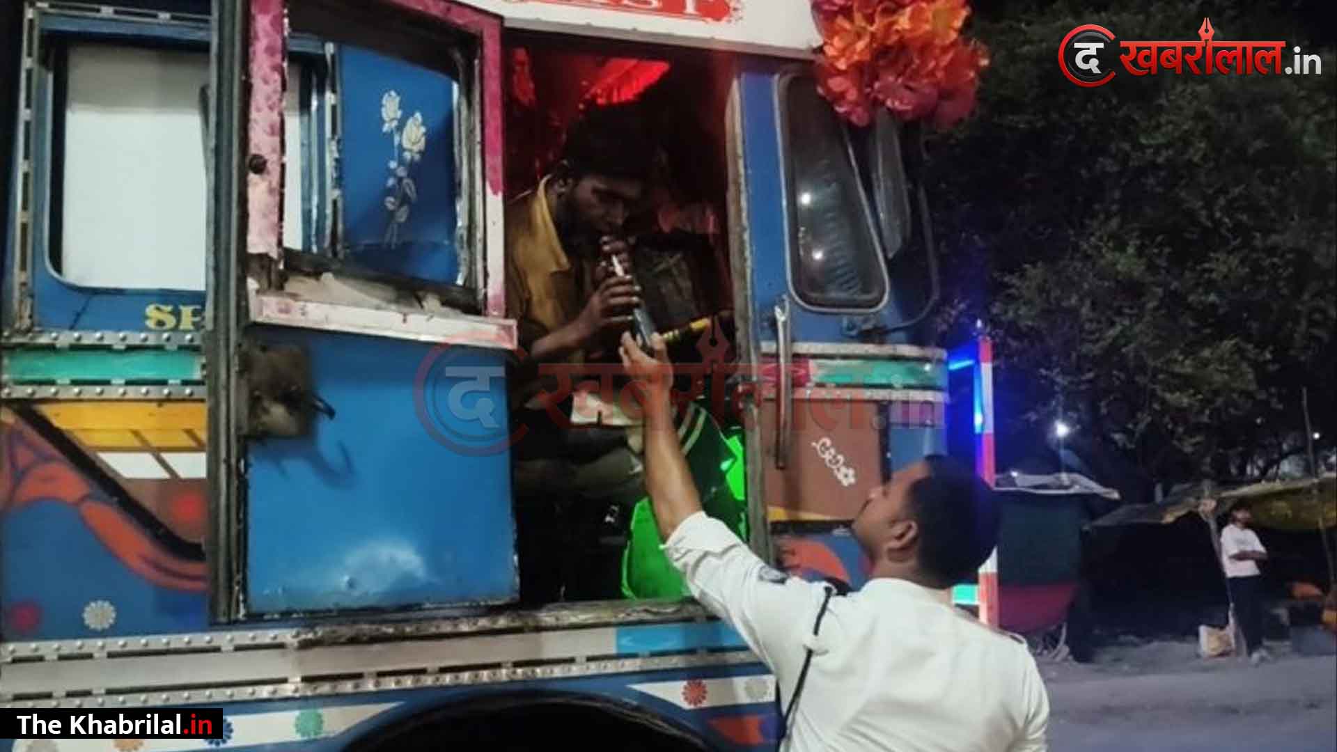 सिंगरौली में आधी रात को ‘ड्रंक एंड ड्राइव’ पर महा-एक्शन: शराब पीकर भारी ट्रक दौड़ा रहे 5 चालक दबोचे; कोर्ट ने ठोंका 55 हजार का जुर्माना, लाइसेंस होंगे सस्पेंड