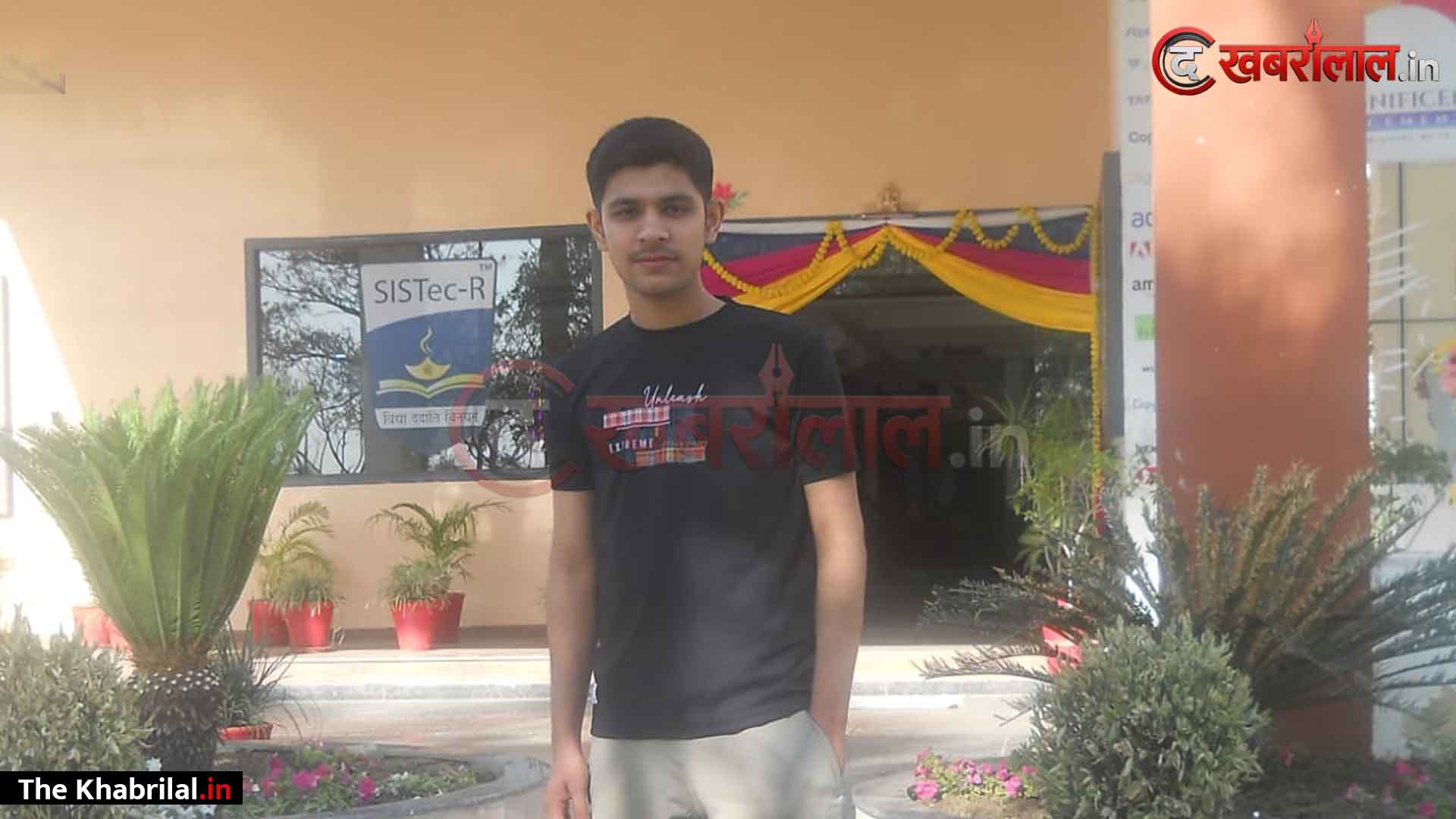 रामनगर के पटवारी के बेटे ने JEE Advanced में गाड़ा सफलता का झंडा: आयुष पांडेय ने हासिल की ऑल इंडिया 4289 रैंक, विंध्य का नाम किया रोशन