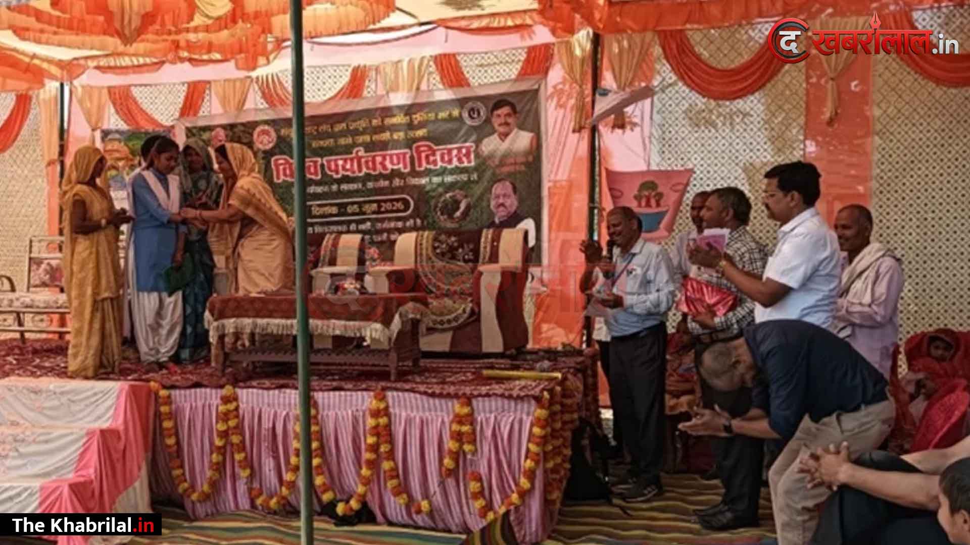 सीधी में बेटी माधवी के स्लोगन पर मुग्ध हुए कलेक्टर विकास मिश्रा: मंच पर ही उतारकर गिफ्ट कर दी अपनी कलाई घड़ी; साथ मिलकर लगाया ‘मां के नाम एक पेड़’