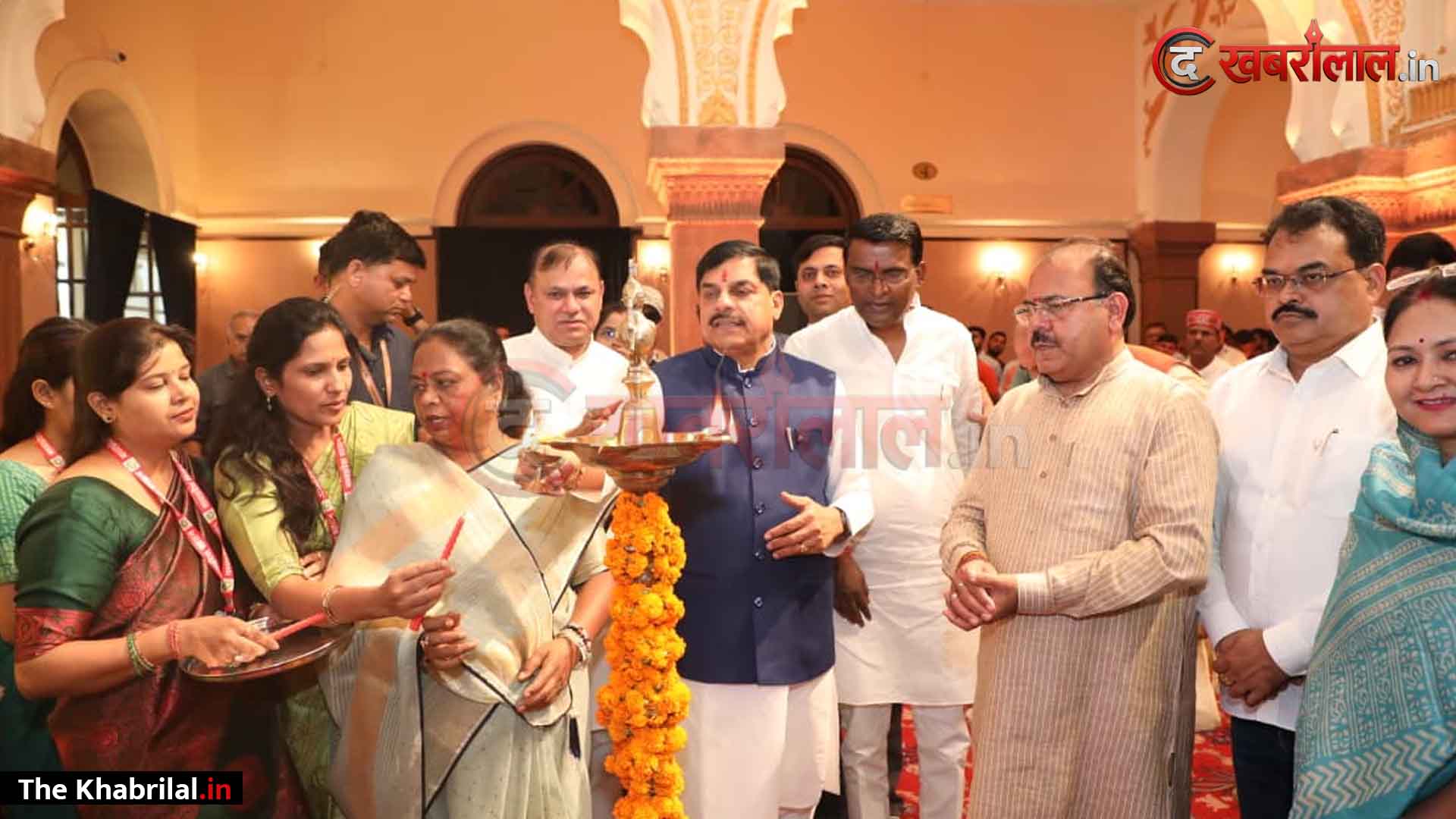 भोपाल से बड़ी खबर: CM डॉ. मोहन यादव ने दीप प्रज्वलित कर किया “एक पेड़ मां के नाम 2.0” का भव्य शुभारंभ; स्वर्ण चंपा और रामफल के पौधे रोपे