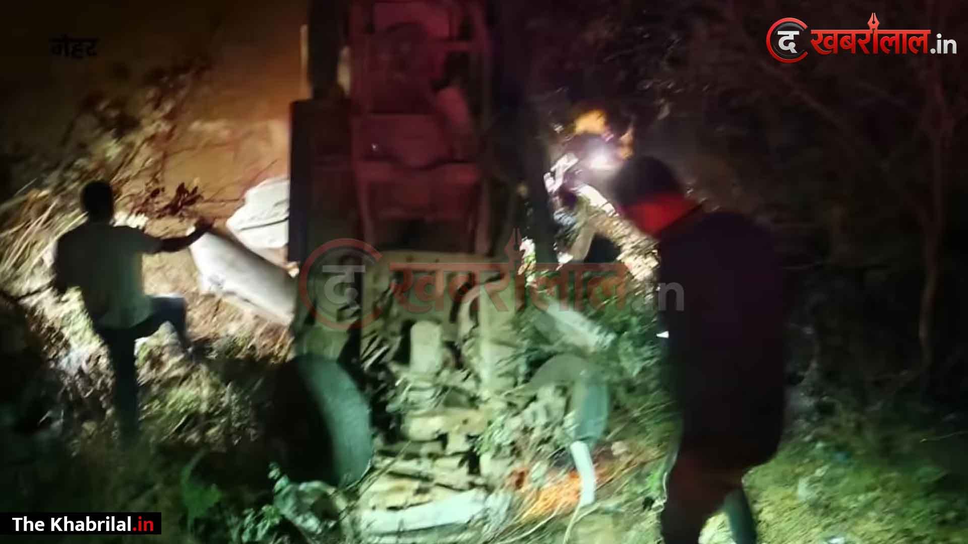 मैहर NH-30 पर काल बनी तेज रफ्तार: रिश्तेदार को स्टेशन छोड़कर लौट रही बोलेरो गहरी खाई में पलटी; 7 साल की जूली और चालक भूपेंद्र की मौत, 3 की हालत नाजुक