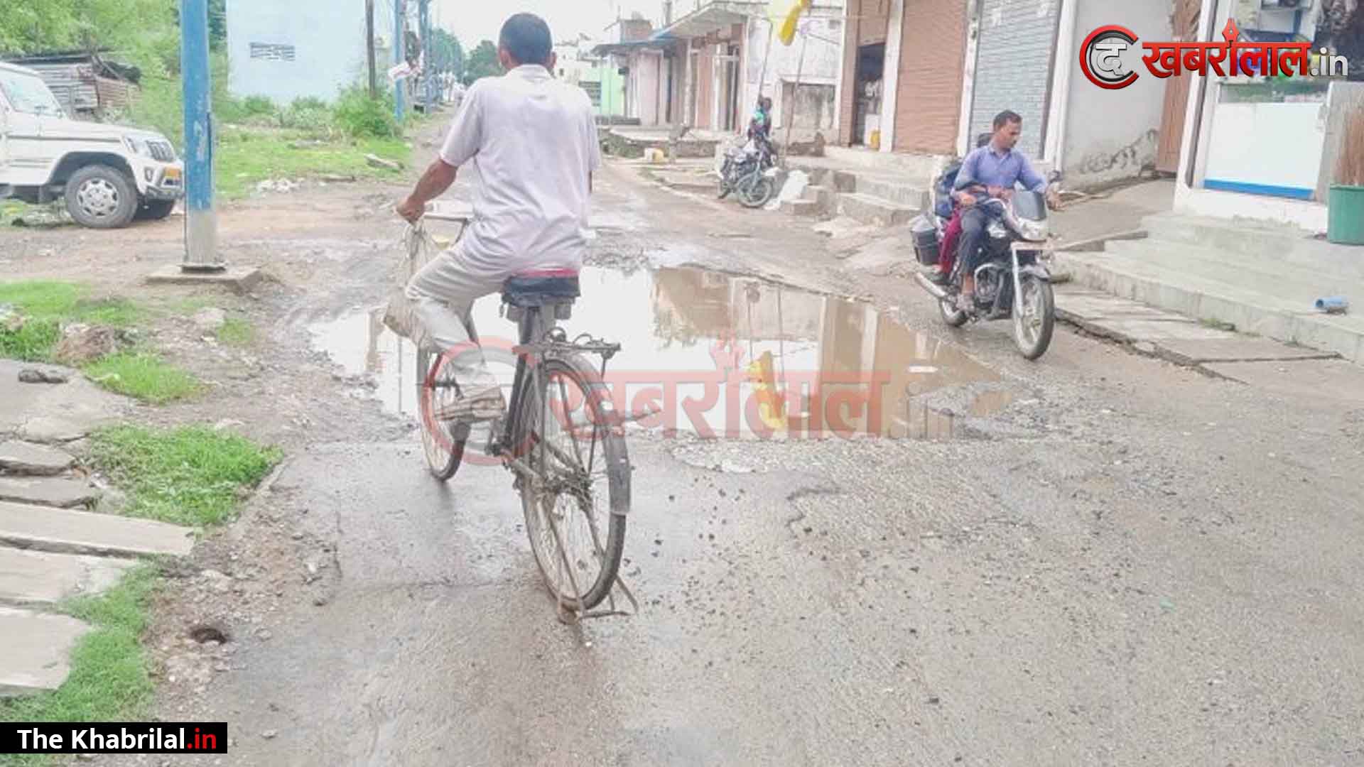 सिंगरौली का ‘वीआईपी’ वार्ड क्रमांक 40 पानी-पानी: महापौर के लकड़ी टाल के सामने सड़क बनी समंदर; पूर्व सांसद रीति पाठक के निवास और जज बंगलों वाले एरिया में नगर निगम के ड्रेनेज सिस्टम की खुली पोल