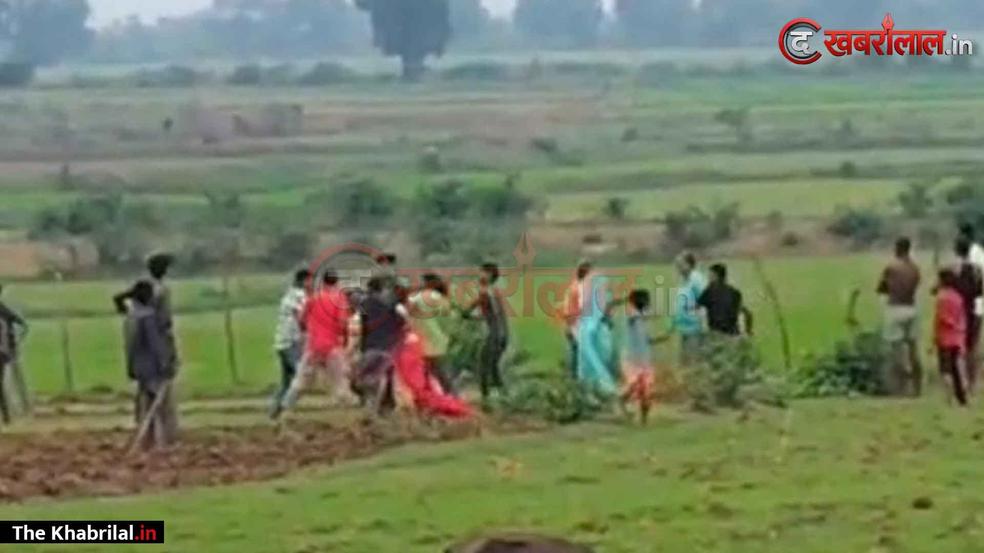 सतना के गुढ़ा गांव में जमीनी विवाद पर साहू समाज के दो पक्षों में लाठी-डंडे चले, महिलाओं को भी बेरहमी से पीटने का आरोप: घटना में ५ लोग गंभीर रूप से घायल; पुलिस विंग वायरल वीडियो के आधार पर जांच में जुटी