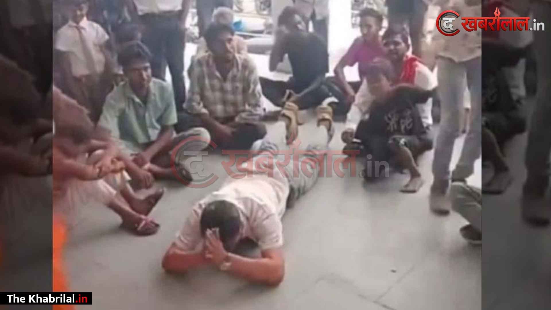 13 साल का इंतजार और कलेक्ट्रेट गेट पर ‘दंडवत’ विलाप: सिंगरौली में सड़क न बनने से फूटा ग्रामीणों का गुस्सा; सरपंच पति संजय वर्मा जमीन पर लेटे, प्रशासन ने दिया विधिक आश्वासन