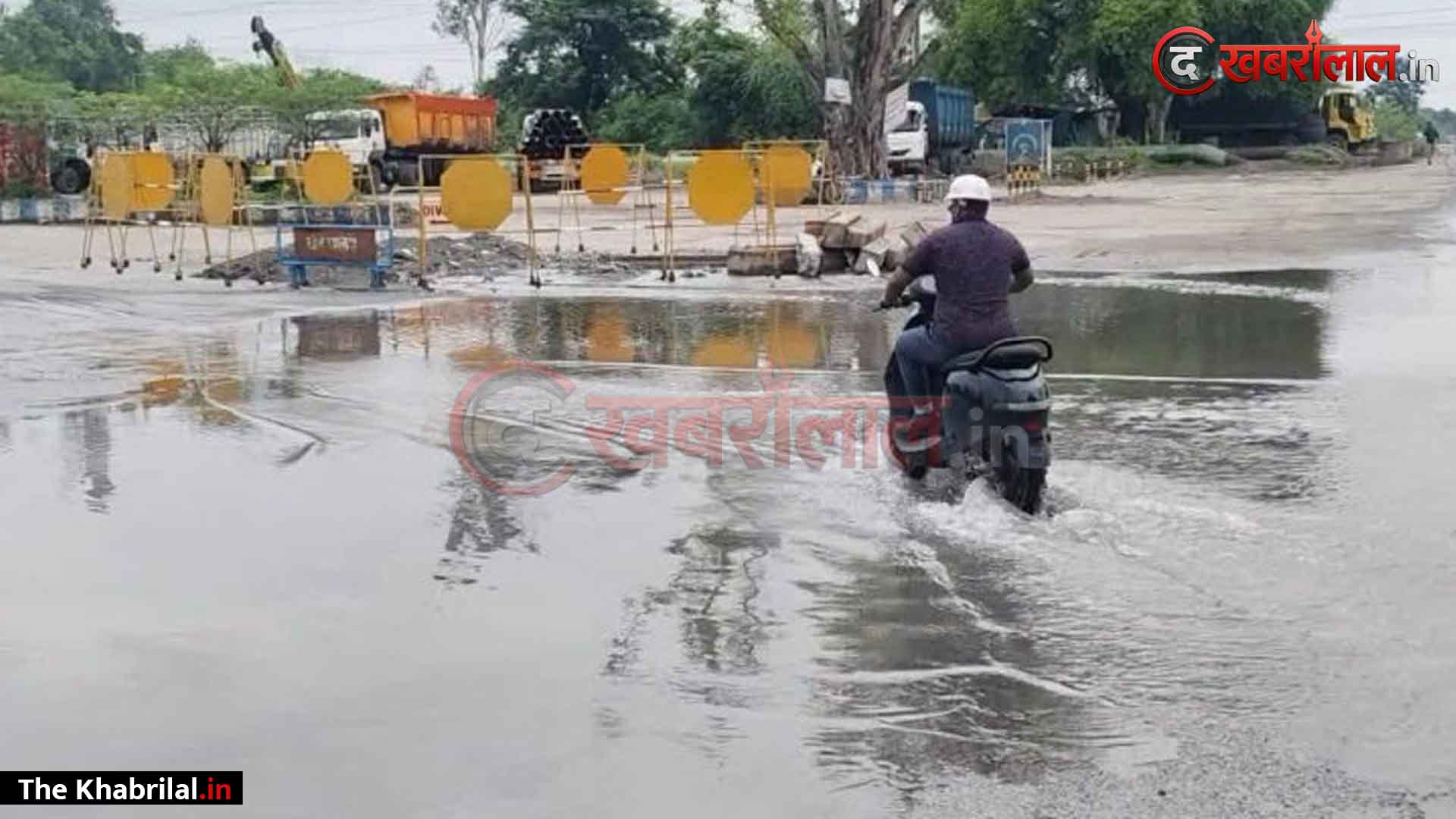 एनटीपीसी विन्ध्यनगर का ‘मुख्य लेबर गेट’ हर बारिश में बनता है समंदर: करोड़ों के बजट के बाद भी ड्रेनेज सिस्टम फेल; स्कूली बच्चों और वाराणसी जाने वाले गंभीर मरीजों की जान आफत में, प्रबंधन के खिलाफ फूटा गुस्सा