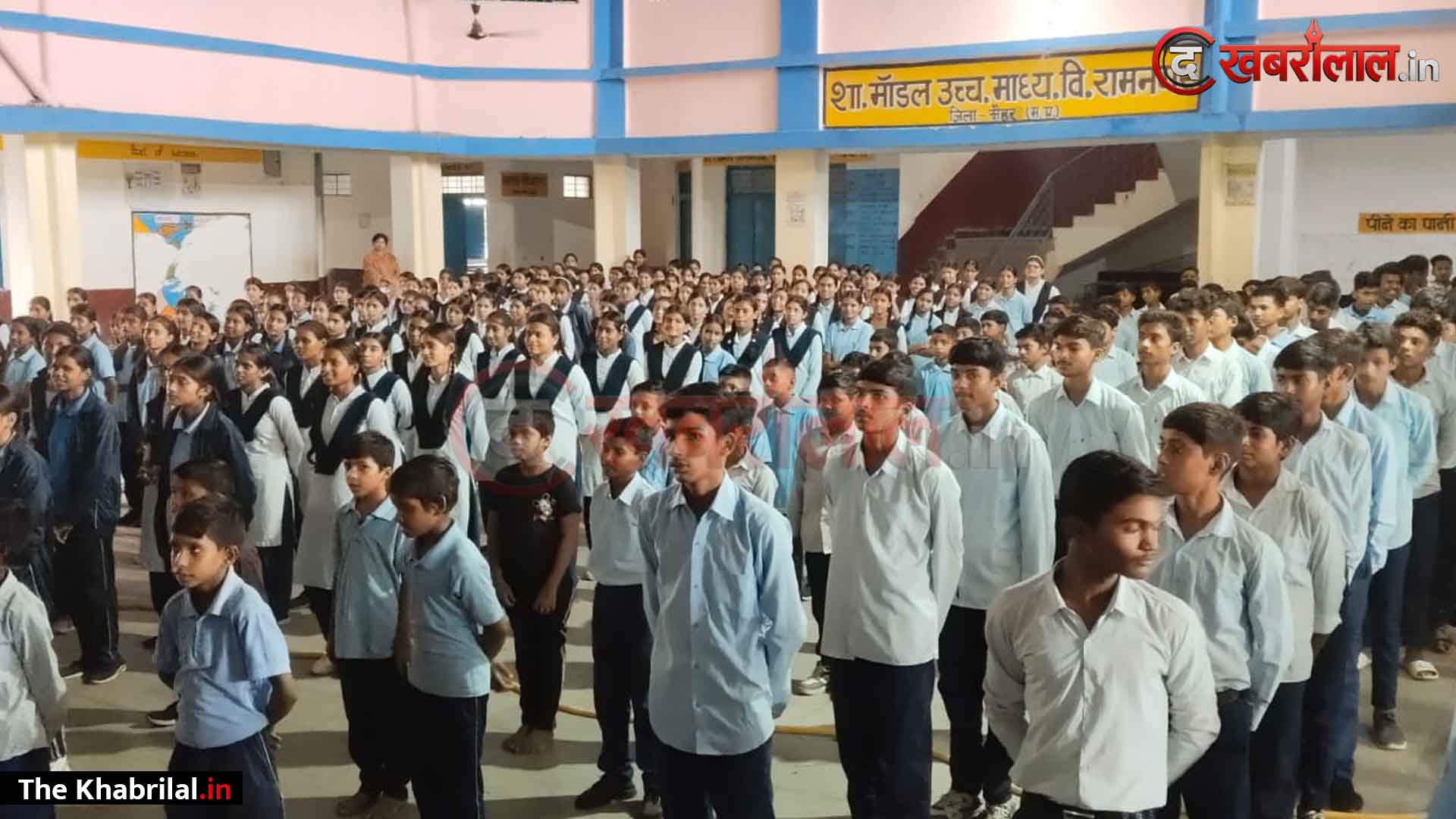 मैहर पुलिस का ‘Safe Click’ महाअभियान: रामनगर के स्कूलों और बैंकों में पहुंची टीम; थाना प्रभारी ने दिया यूपीआई फ्रॉड और साइबर ठगी से बचने का कड़क संदेश