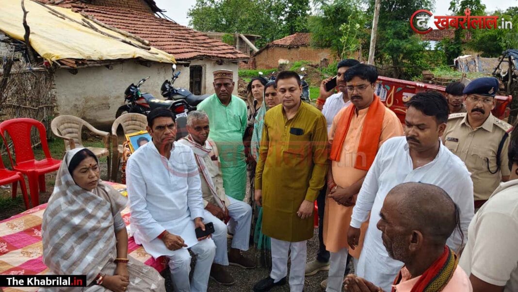 खरामसेड़ा कुआं हादसे के पीड़ित परिवारों के बीच पहुंचीं प्रभारी मंत्री राधा सिंह, नम आंखों से बंधाया ढांढस: शासन की ओर से हर संभव विधिक मदद का दिया भरोसा; विधायक श्रीकांत चतुर्वेदी सहित भाजपा नेता रहे मुस्तैद खरामसेड़ा कुआं हादसे के पीड़ित परिवारों के बीच पहुंचीं प्रभारी मंत्री राधा सिंह, नम आंखों से बंधाया ढांढस: शासन की ओर से हर संभव विधिक मदद का दिया भरोसा; विधायक श्रीकांत चतुर्वेदी सहित भाजपा नेता रहे मुस्तैद
