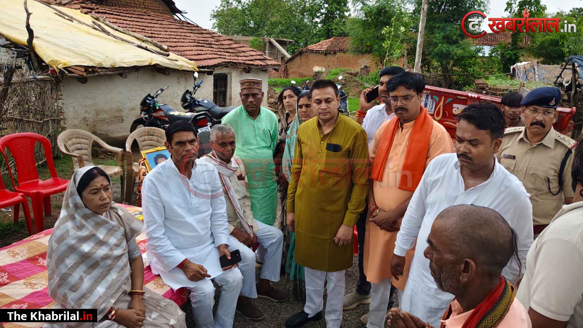 खरामसेड़ा कुआं हादसे के पीड़ित परिवारों के बीच पहुंचीं प्रभारी मंत्री राधा सिंह, नम आंखों से बंधाया ढांढस: शासन की ओर से हर संभव विधिक मदद का दिया भरोसा; विधायक श्रीकांत चतुर्वेदी सहित भाजपा नेता रहे मुस्तैद