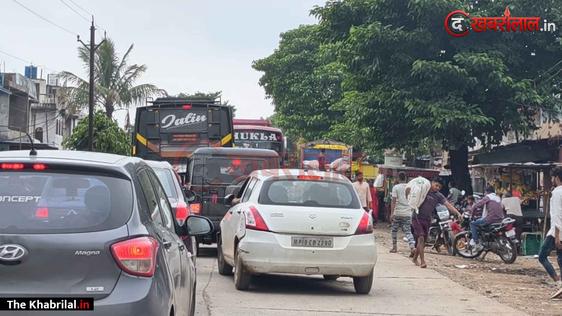 मैहर के रामनगर थाना चौराहे पर मनमानी का बोलबाला, अघोषित बस स्टैंड में तब्दील हुआ मुख्य मार्ग: बस और ऑटो के बेतरतीब संचालन से लगता है घंटों भीषण जाम; एंबुलेंस और स्कूली छात्र हो रहे हलाकान