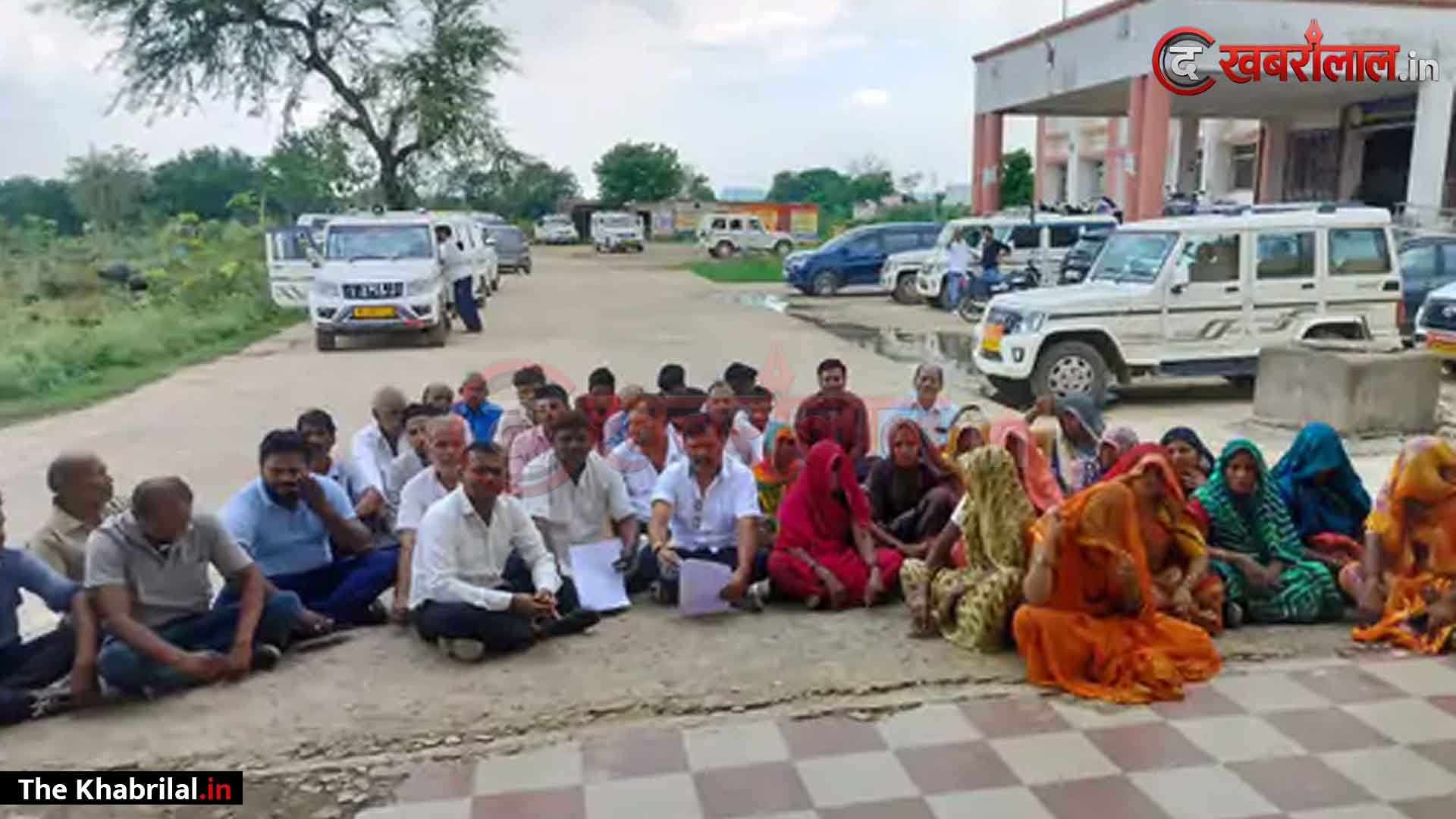 मैहर में दो माह से राशन न मिलने पर ग्रामीणों का कलेक्ट्रेट में उग्र प्रदर्शन: सेल्समैन पर लगाया खाद्यान्न रोकने का गंभीर आरोप; जांच और त्वरित वितरण की मांग, आंदोलन की चेतावनी