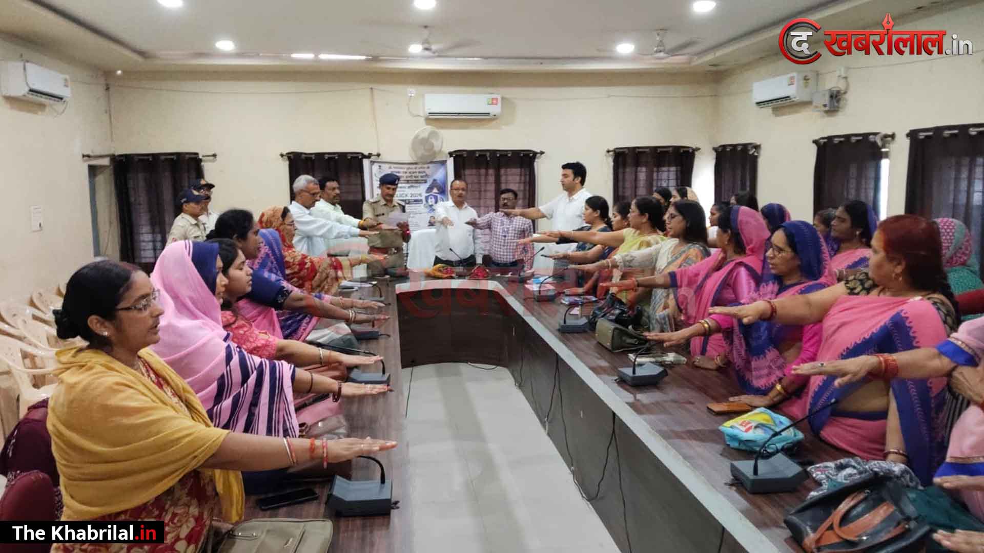 रामनगर में पुलिस की ‘साइबर सुरक्षा की पाठशाला’: ‘सेफ क्लिक अभियान’ के तहत अधिकारी-कर्मचारियों को सिखाए बचाव के गुर; डिजिटल अरेस्ट और ऑनलाइन ठगी पर सतर्कता की विधिक अपील
