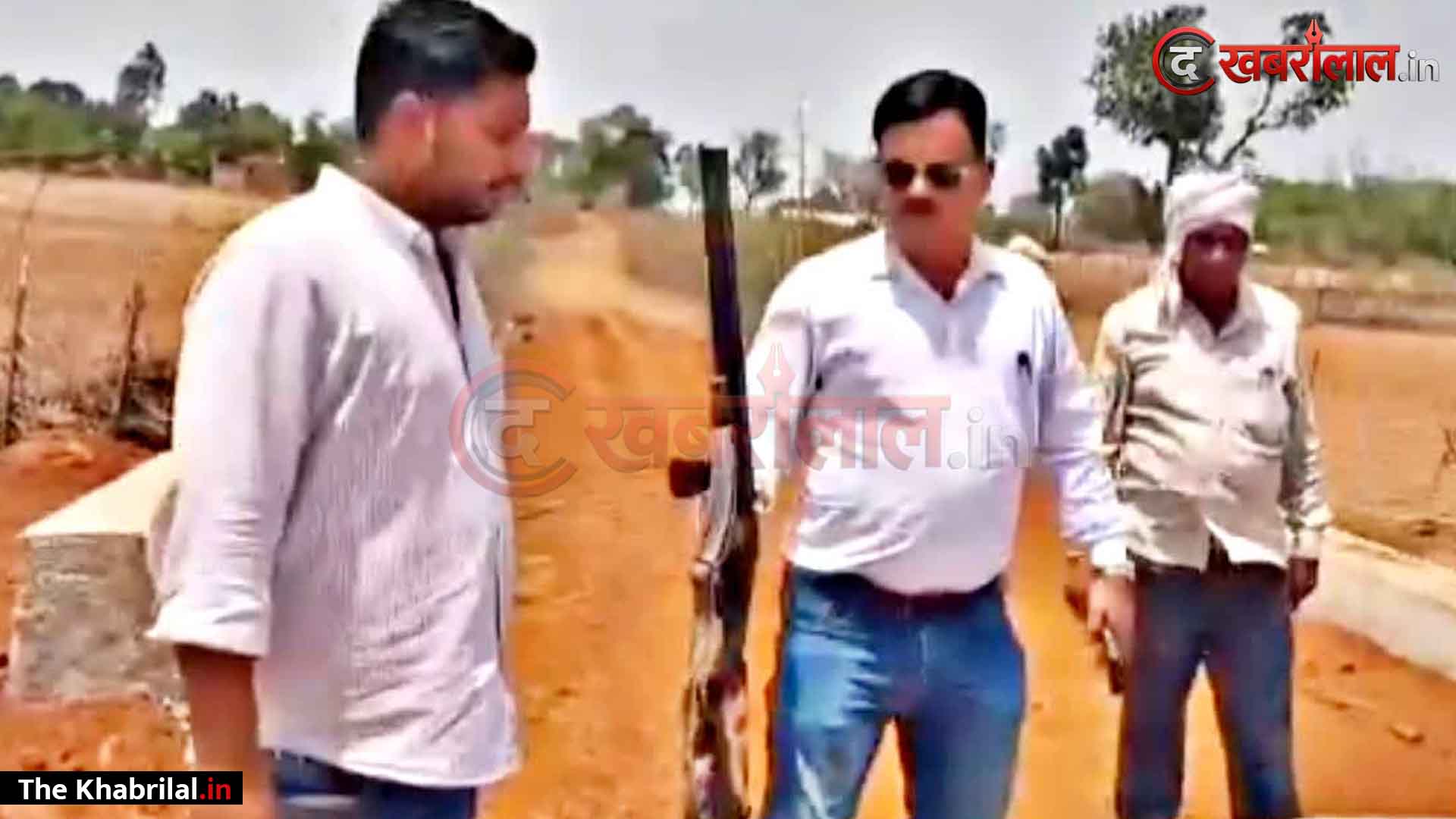 सतना में साहब का ‘फिल्मी’ अंदाज पड़ा भारी: सरकारी ड्यूटी पर लाइसेंसी बंदूक तानकर पहुंचे उपयंत्री सतीश समेले; वीडियो वायरल होने के बाद जिला पंचायत CEO का बड़ा एक्शन, किए गए सस्पेंड
