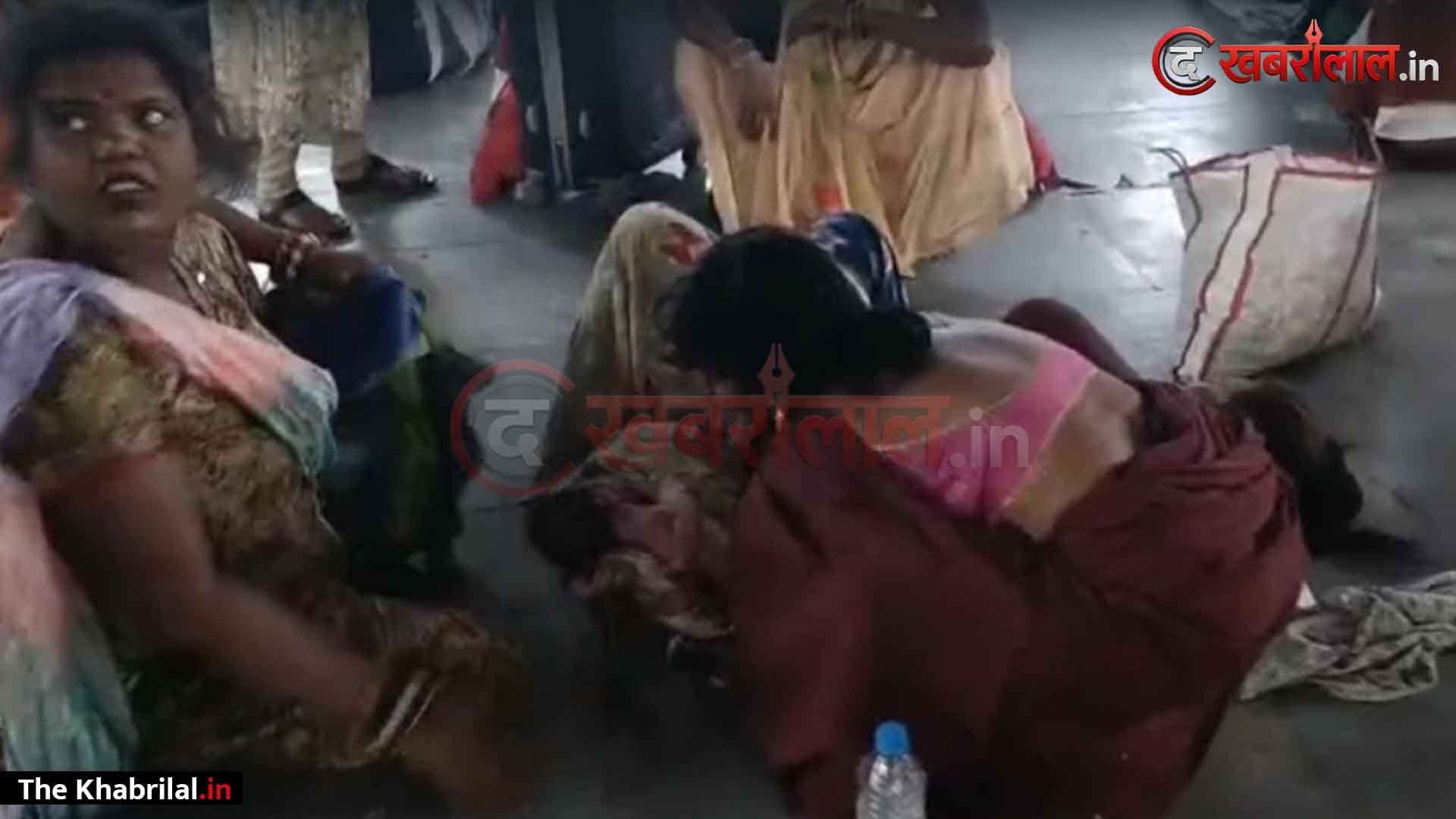 सतना रेलवे स्टेशन पर शर्मसार हुई इंसानियत, एम्बुलेंस मिली न डॉक्टर: पहचान पत्र न होने पर तमाशाबीन बना रहा रेल प्रशासन; प्रतीक्षालय में तड़पती रही गरीब प्रसूता, महिला यात्रियों ने कराया सुरक्षित प्रसव