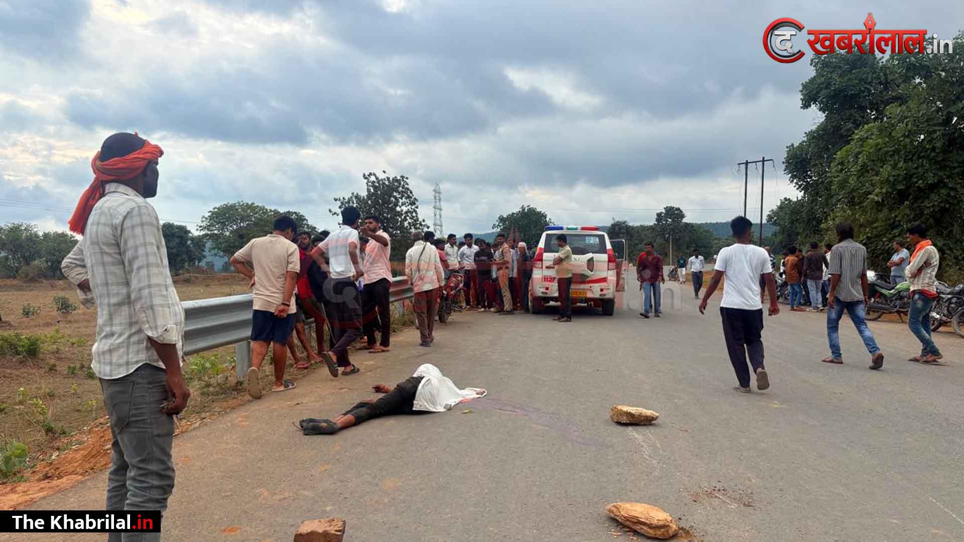 रामनगर में रफ्तार का कहर, बुझ गया घर का चिराग: छिरहाई गांव के पास डिवाइडर से टकराई तेज रफ्तार बाइक; हिनौती निवासी युवक की मौके पर ही दर्दनाक मौत