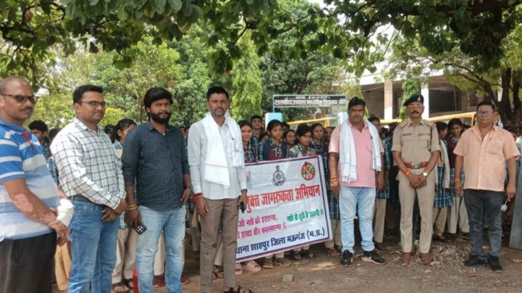 मऊगंज में पुलिस की अनूठी पहल, ‘नशे से दूरी है बहुत जरूरी’ के नारे के साथ युवाओं को दी समझाइश: सीएम राइज विद्यालय गौरी में गूंजा नशा मुक्ति का संकल्प; छात्रों ने हाथ उठाकर ली शपथ मऊगंज में पुलिस की अनूठी पहल, ‘नशे से दूरी है बहुत जरूरी’ के नारे के साथ युवाओं को दी समझाइश: सीएम राइज विद्यालय गौरी में गूंजा नशा मुक्ति का संकल्प; छात्रों ने हाथ उठाकर ली शपथ