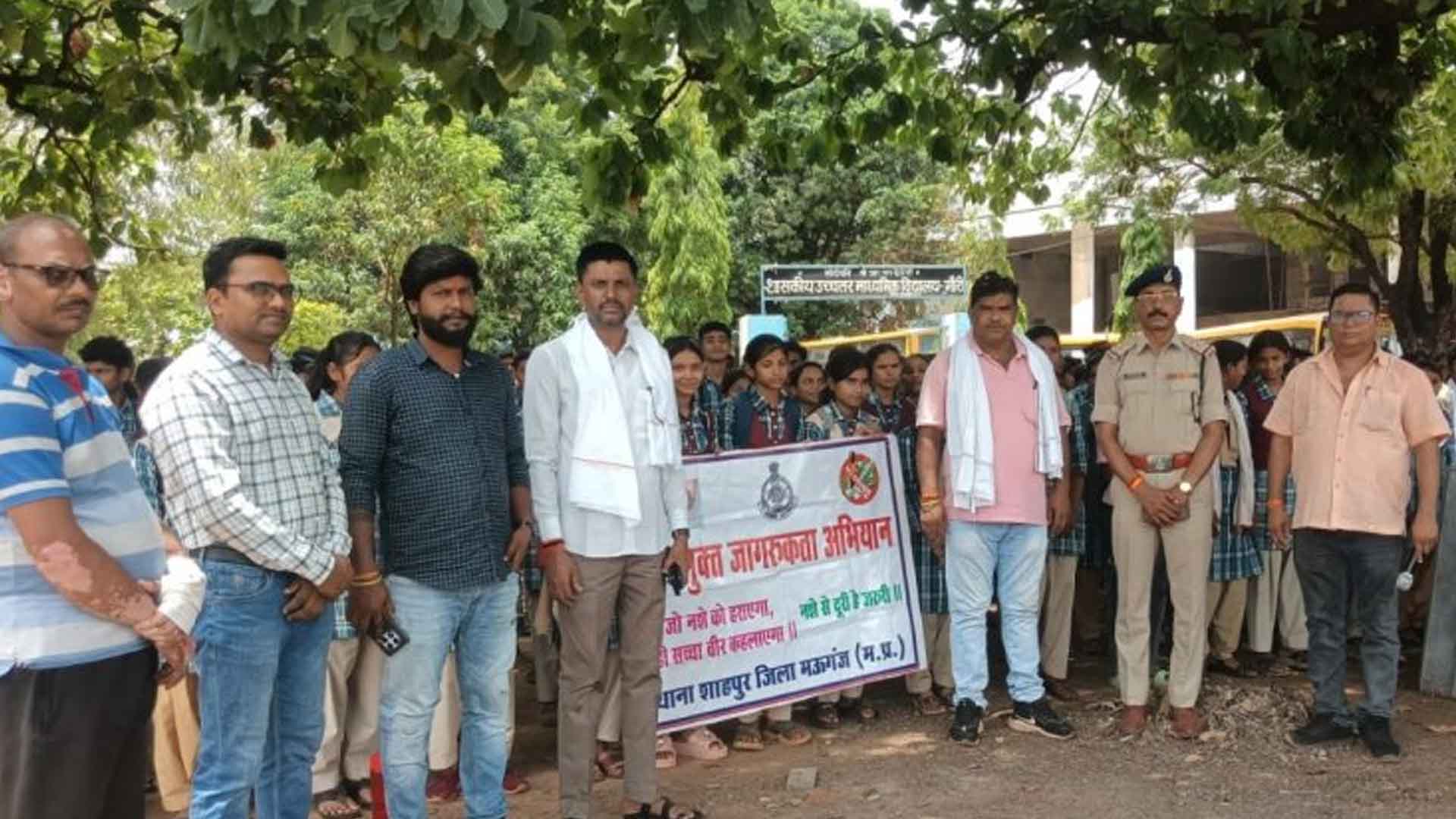 मऊगंज में पुलिस की अनूठी पहल, ‘नशे से दूरी है बहुत जरूरी’ के नारे के साथ युवाओं को दी समझाइश: सीएम राइज विद्यालय गौरी में गूंजा नशा मुक्ति का संकल्प; छात्रों ने हाथ उठाकर ली शपथ
