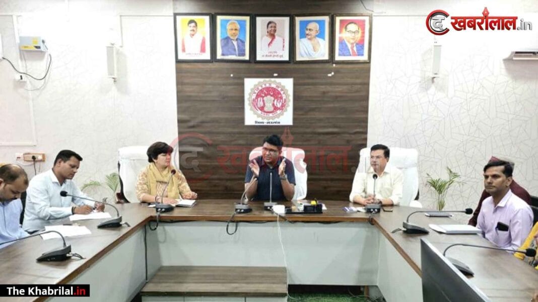 मऊगंज में बाल श्रम, बाल विवाह और असुरक्षित खदानों के खिलाफ कलेक्टर का ‘चाबुक’, कलेक्ट्रेट बैठक में दिए दो टूक निर्देश: नियमों से कोई समझौता नहीं; खदानों की फेंसिंग और पौधारोपण अनिवार्य, लापरवाही पर होगी सीधी FIR मऊगंज में बाल श्रम, बाल विवाह और असुरक्षित खदानों के खिलाफ कलेक्टर का ‘चाबुक’, कलेक्ट्रेट बैठक में दिए दो टूक निर्देश: नियमों से कोई समझौता नहीं; खदानों की फेंसिंग और पौधारोपण अनिवार्य, लापरवाही पर होगी सीधी FIR