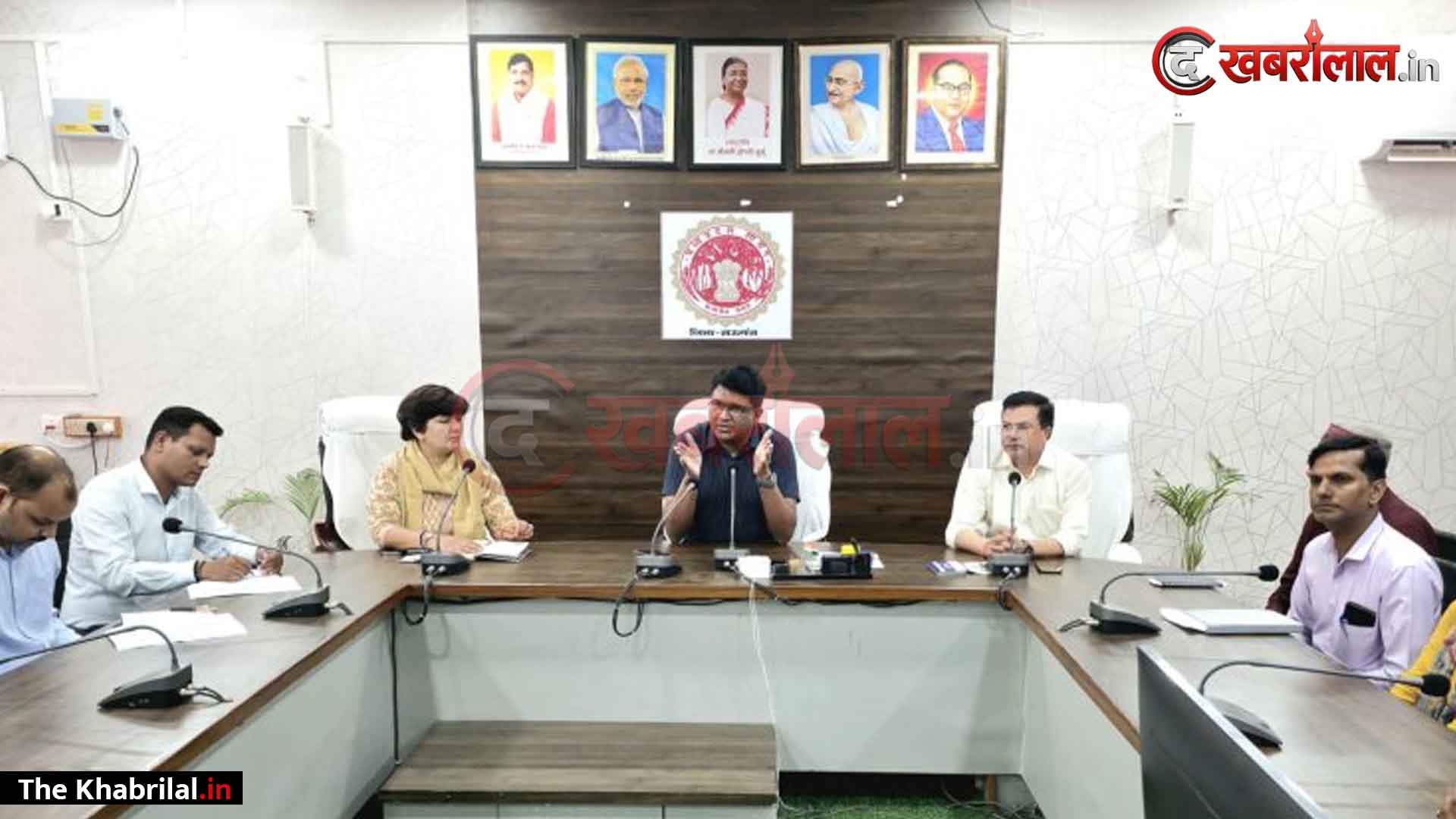 मऊगंज में बाल श्रम, बाल विवाह और असुरक्षित खदानों के खिलाफ कलेक्टर का ‘चाबुक’, कलेक्ट्रेट बैठक में दिए दो टूक निर्देश: नियमों से कोई समझौता नहीं; खदानों की फेंसिंग और पौधारोपण अनिवार्य, लापरवाही पर होगी सीधी FIR