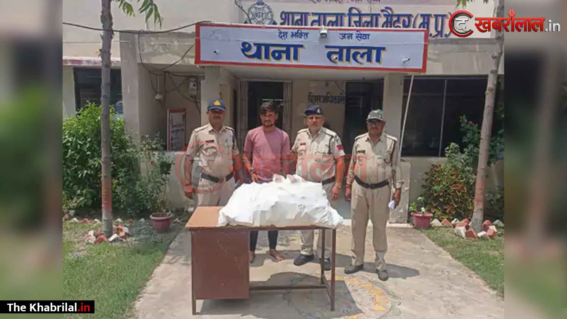मैहर में अवैध शराब तस्करी पर पुलिस का बड़ा प्रहार: 61.380 लीटर देशी व अंग्रेजी शराब के साथ एक आरोपी गिरफ्तार; बाइक जब्त, अंधेरे का फायदा उठाकर दूसरा तस्कर फरार