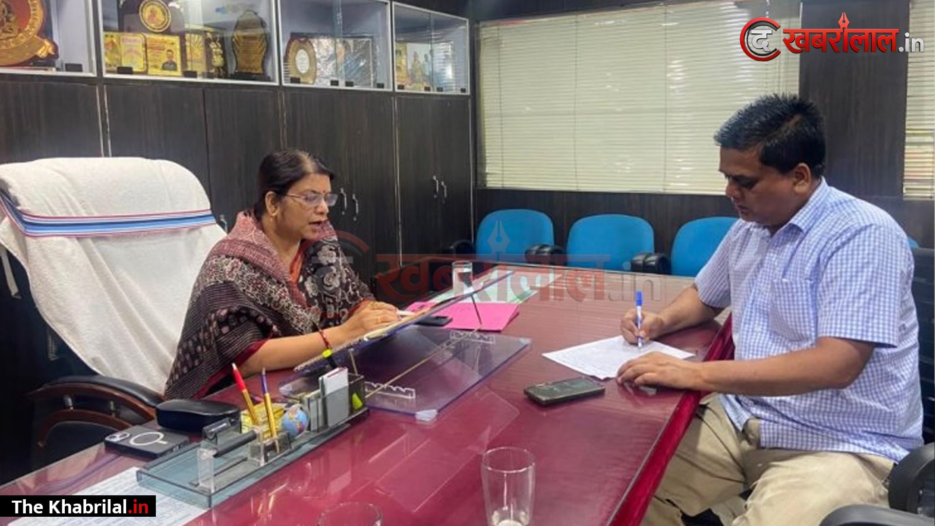 सिंगरौली में अंधेरे के खिलाफ महापौर का ‘पावर’ एक्शन: रानी अग्रवाल ने बंद स्ट्रीट लाइटों पर जताई कड़ी नाराजगी; अफसरों को अल्टीमेटम”बनाएं नया एस्टीमेट, लापरवाही नहीं होगी बर्दाश्त”