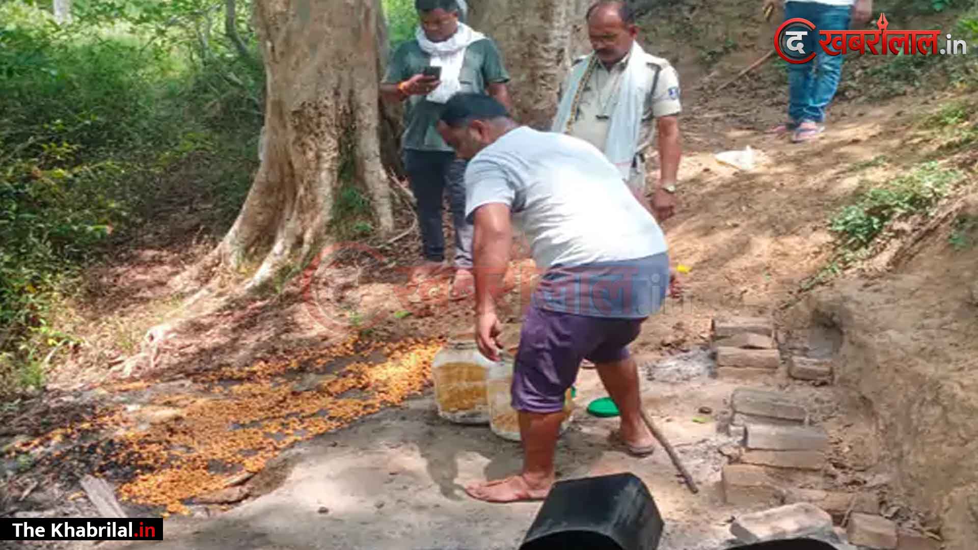 मैहर पुलिस की अवैध शराब माफिया पर सर्जिकल स्ट्राइक मुकुंदपुर के जंगलों में मुर्जुआ नदी किनारे छिपाया गया 1050 किलो महुआ लाहन बरामद कर मौके पर किया नष्ट