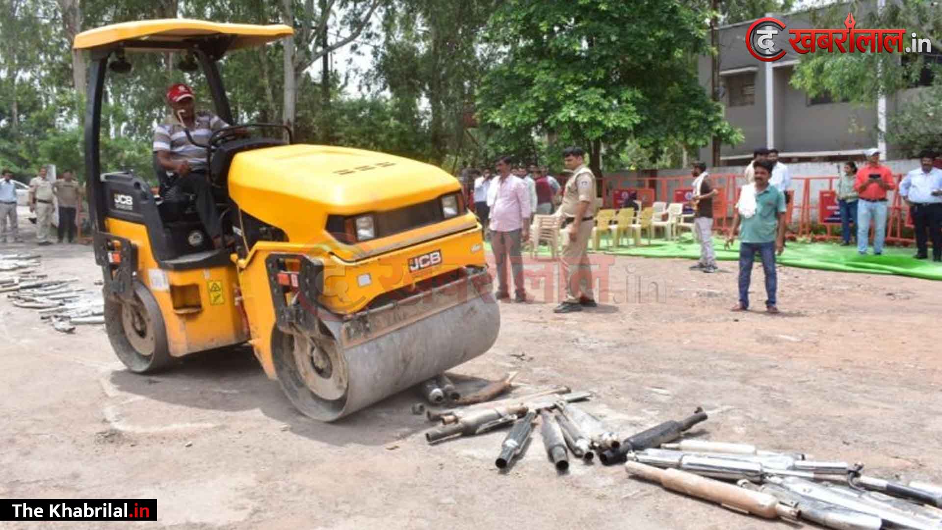 सतना में बुलेट के ‘पटाखा’ साइलेंसरों पर चला प्रशासन का रोड रोलर, 150 से ज्यादा मॉडीफाइड साइलेंसर मलबे में तब्दील; ध्वनि प्रदूषण फैलाने वाले हुड़दंगियों से वसूला भारी जुर्माना