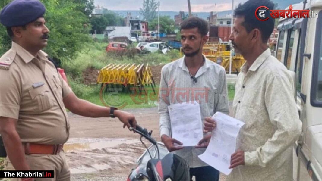 नशे में वाहन चलाने वालों पर मैहर पुलिस व न्यायालय की बड़ी कार्रवाई: घंटाघर चौराहे पर बेकाबू बाइक चालक पर लगा ३२,५०० रुपये का भारी जुर्माना; महिला बची थी बाल-बाल नशे में वाहन चलाने वालों पर मैहर पुलिस व न्यायालय की बड़ी कार्रवाई: घंटाघर चौराहे पर बेकाबू बाइक चालक पर लगा ३२,५०० रुपये का भारी जुर्माना; महिला बची थी बाल-बाल