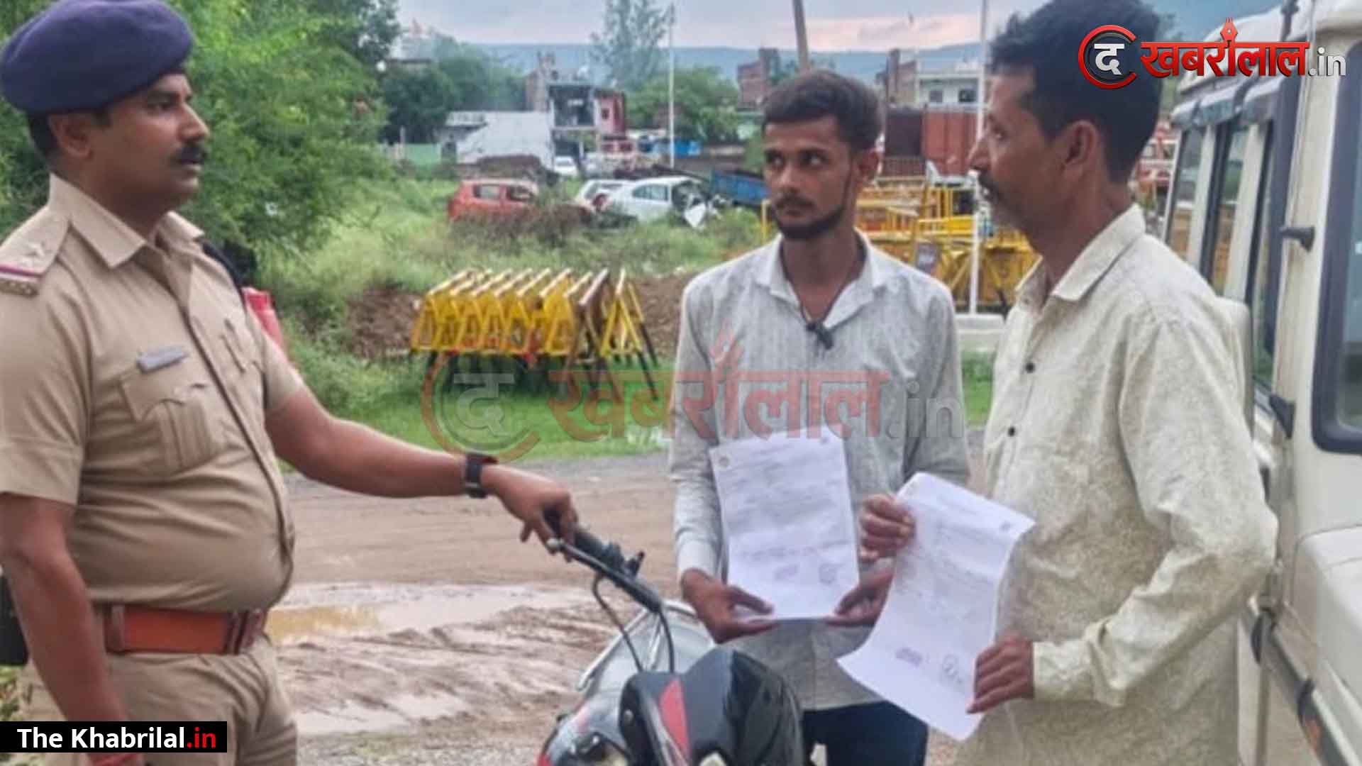 नशे में वाहन चलाने वालों पर मैहर पुलिस व न्यायालय की बड़ी कार्रवाई: घंटाघर चौराहे पर बेकाबू बाइक चालक पर लगा ३२,५०० रुपये का भारी जुर्माना; महिला बची थी बाल-बाल
